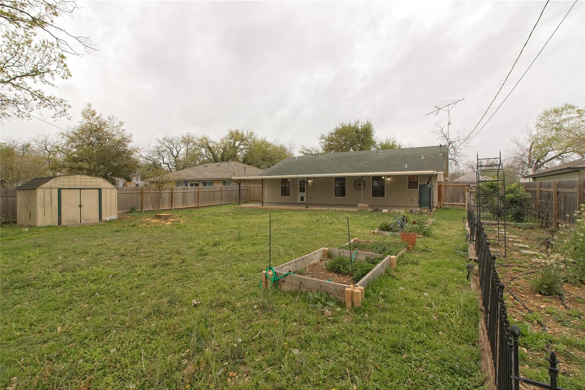 1102 Fowzer St E, Taylor, TX 76574