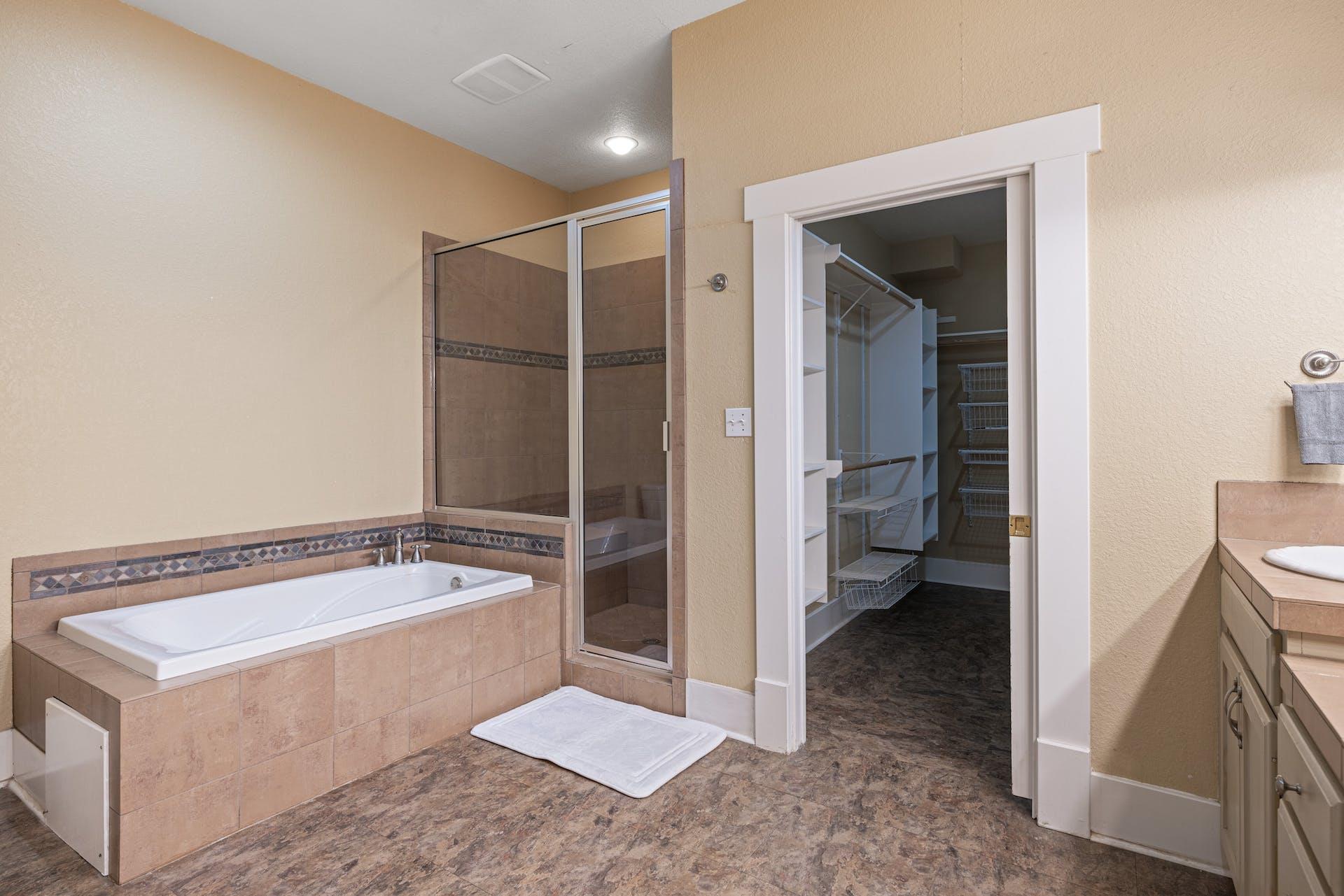 1211 Lexington St, Taylor, TX 76574