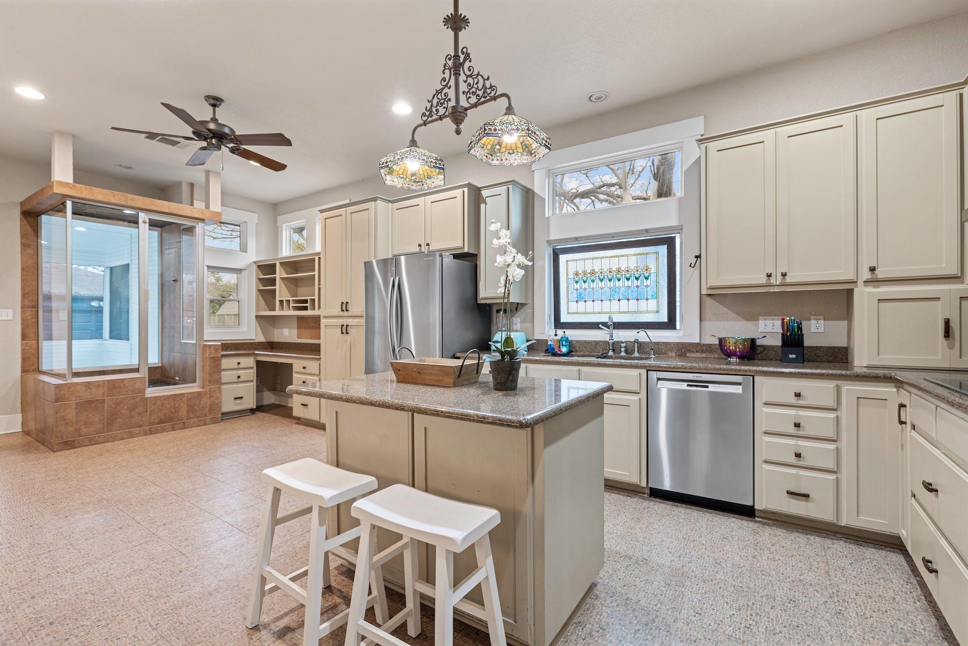 1211 Lexington St, Taylor, TX 76574