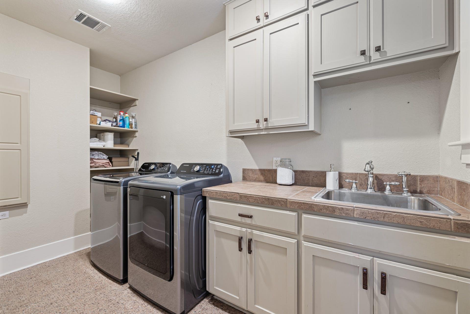 1211 Lexington St, Taylor, TX 76574