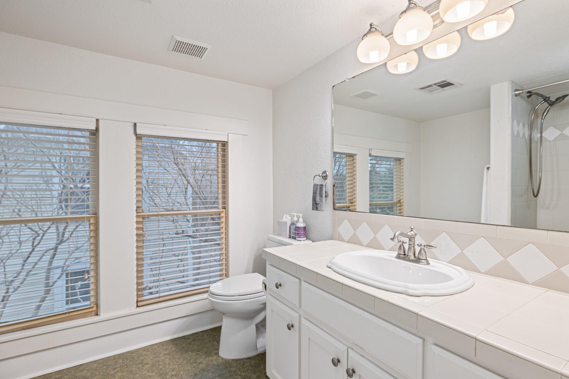 1211 Lexington St, Taylor, TX 76574