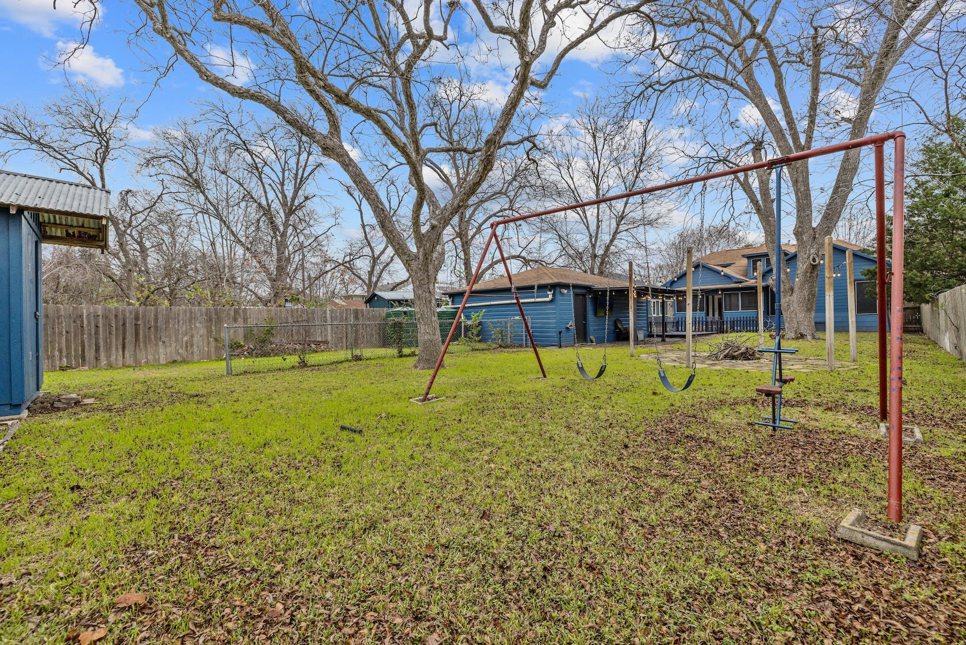 1211 Lexington St, Taylor, TX 76574