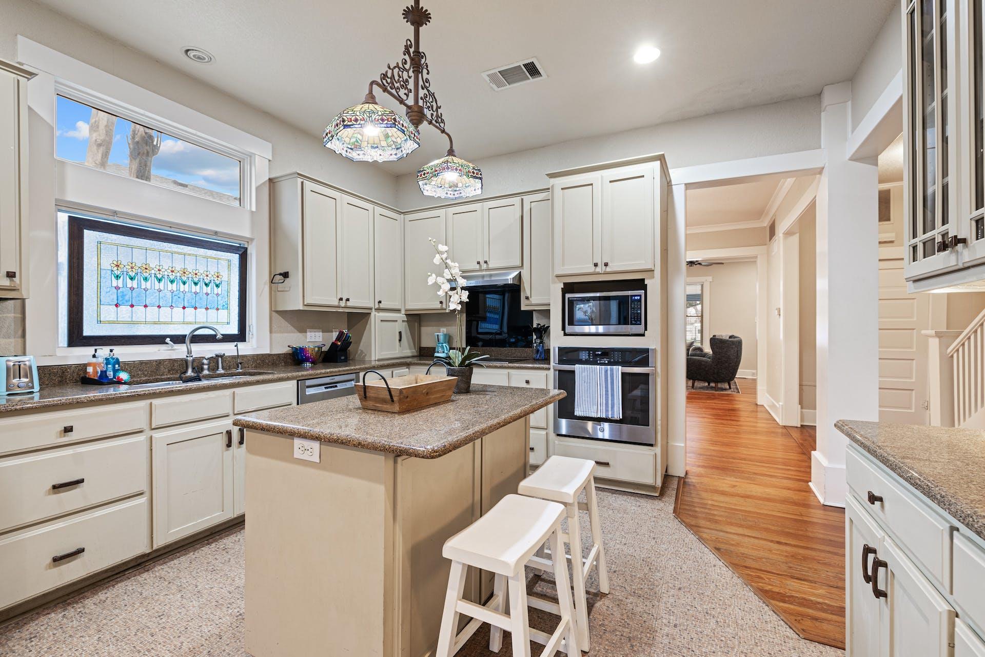 1211 Lexington St, Taylor, TX 76574