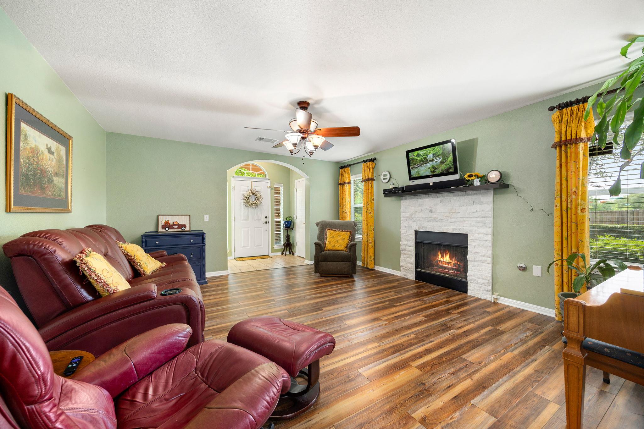 103 Little Lake Rd, Hutto, TX 78634