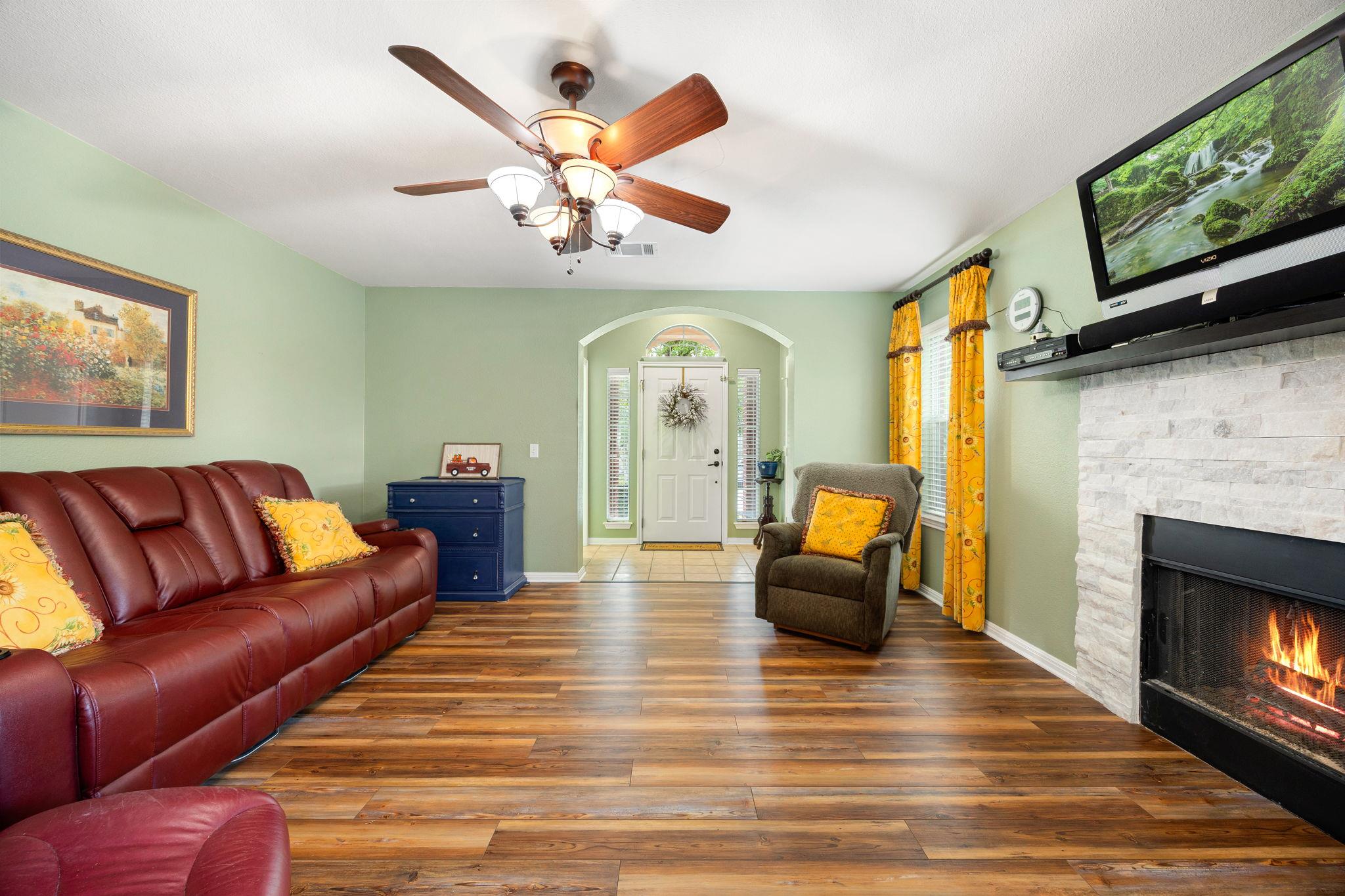 103 Little Lake Rd, Hutto, TX 78634