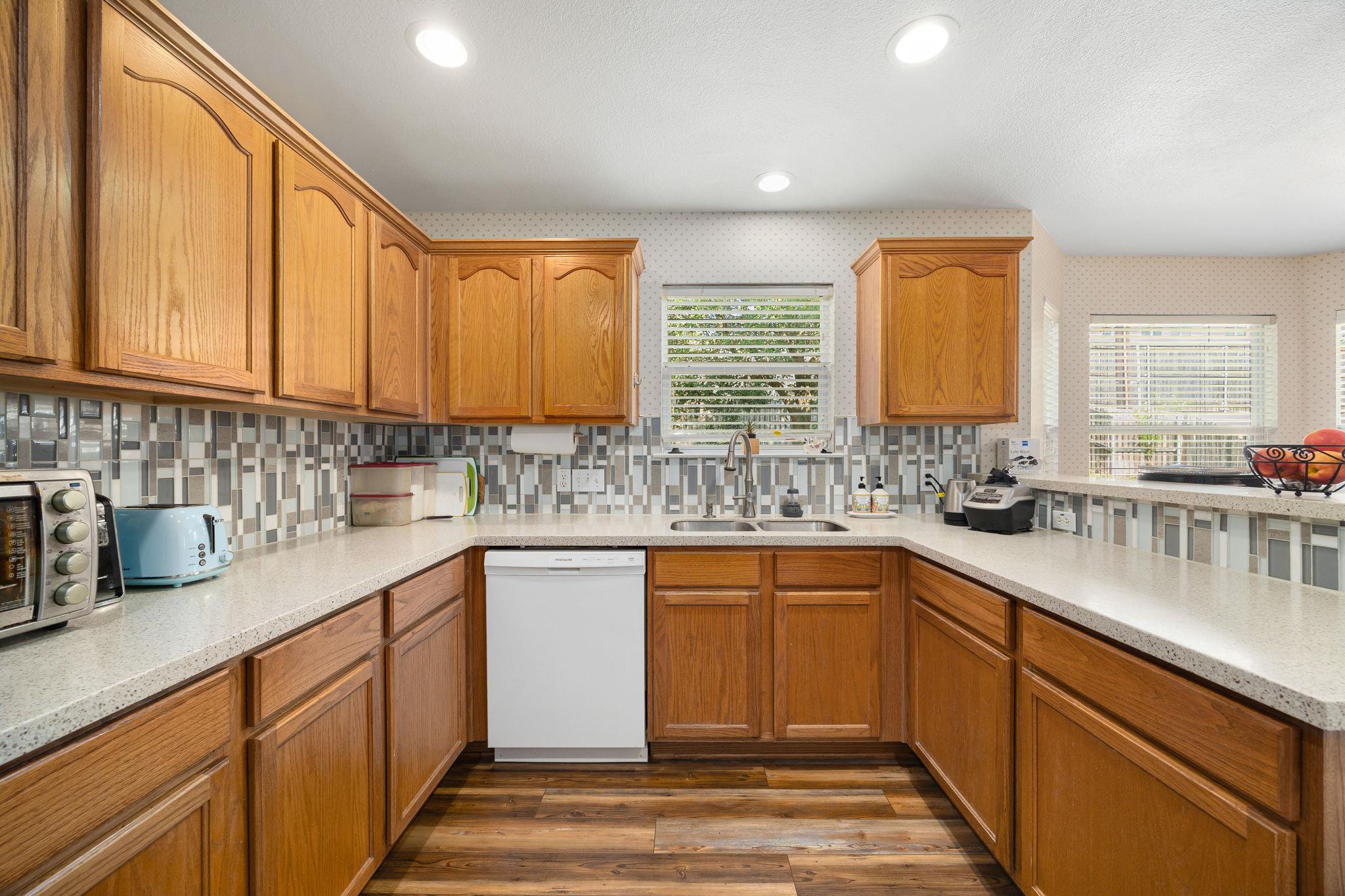 103 Little Lake Rd, Hutto, TX 78634