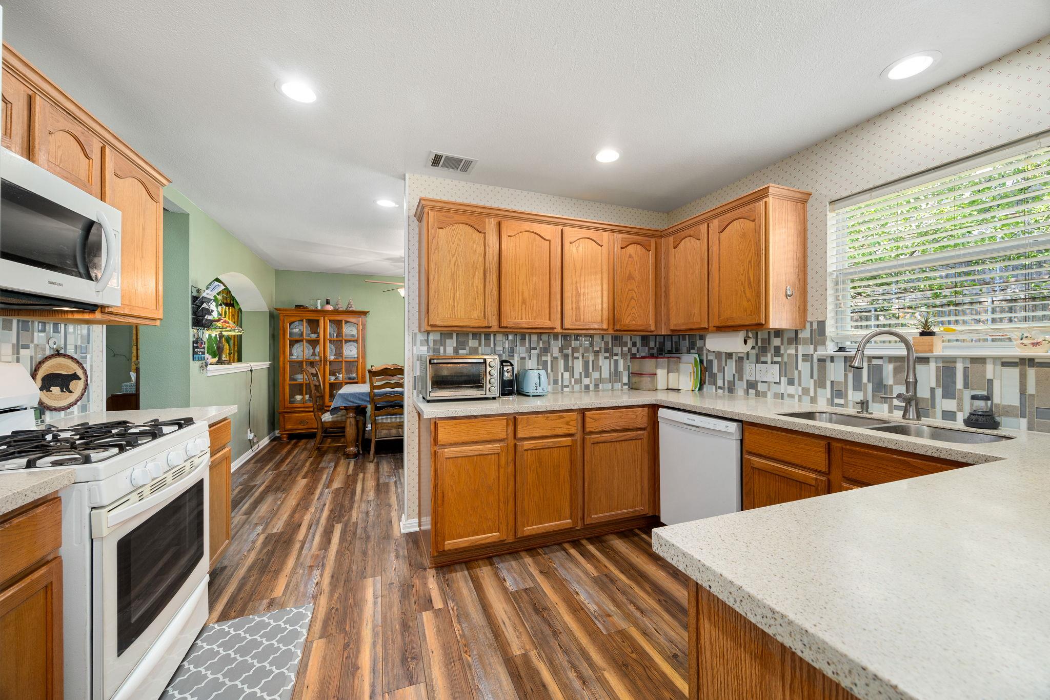 103 Little Lake Rd, Hutto, TX 78634