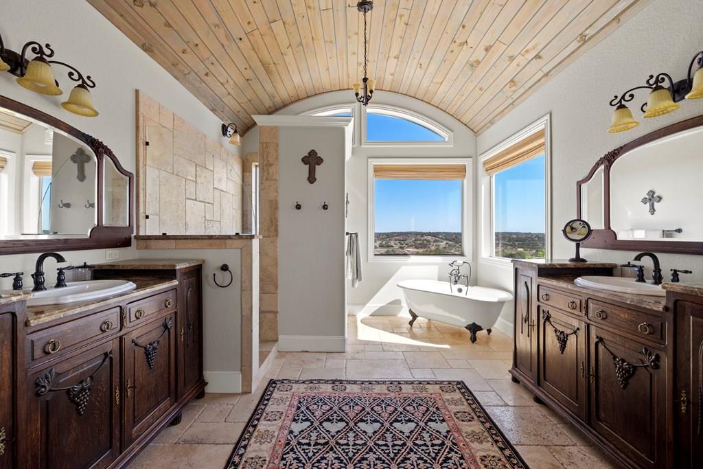 203 Flight Path, Fredericksburg, TX 78624