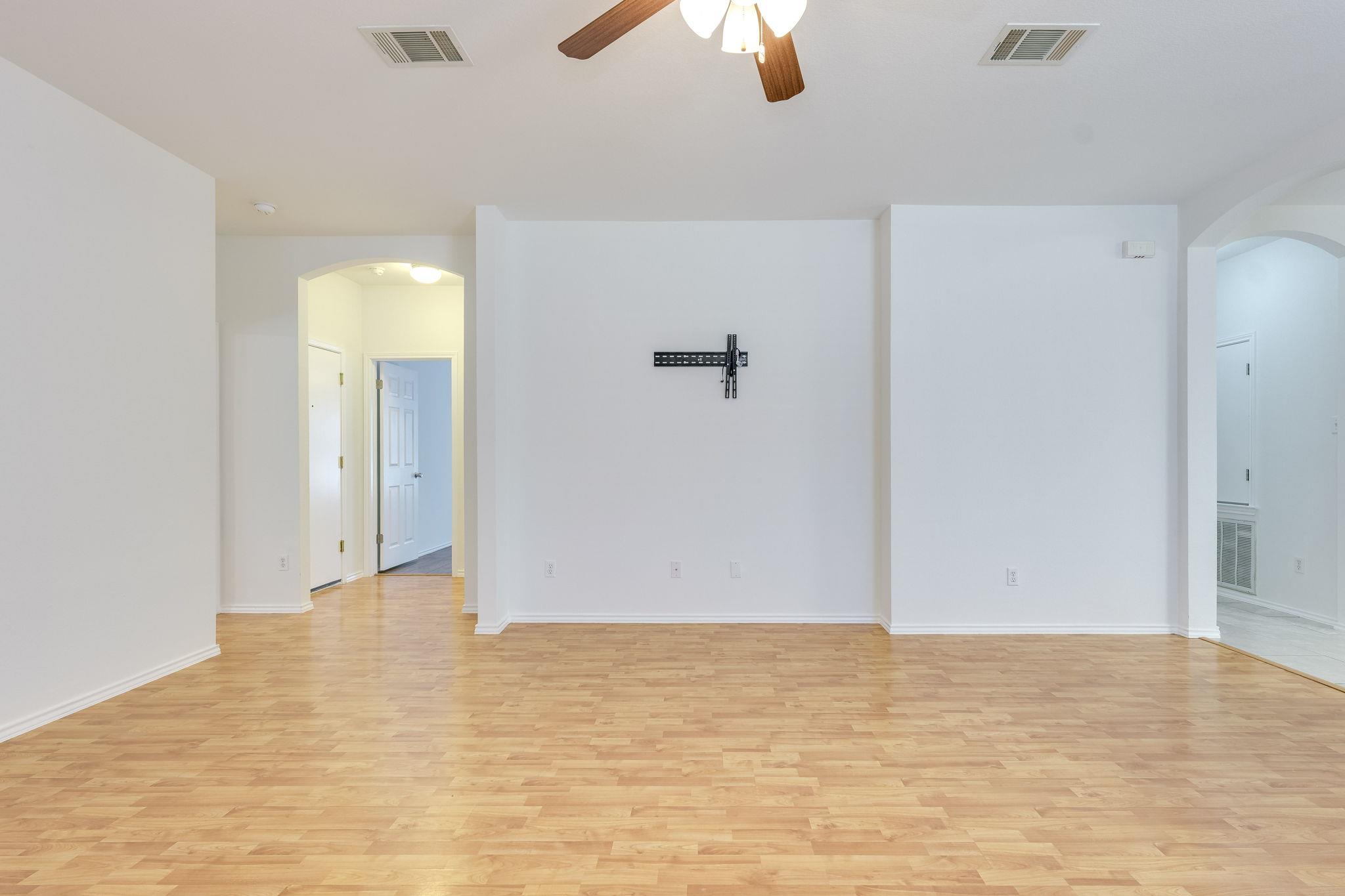 110 S Creekbend Dr, Hutto, TX 78634