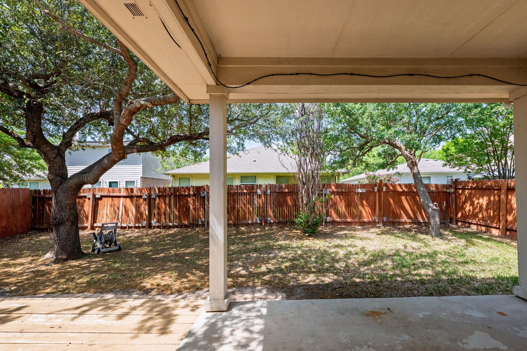 110 S Creekbend Dr, Hutto, TX 78634