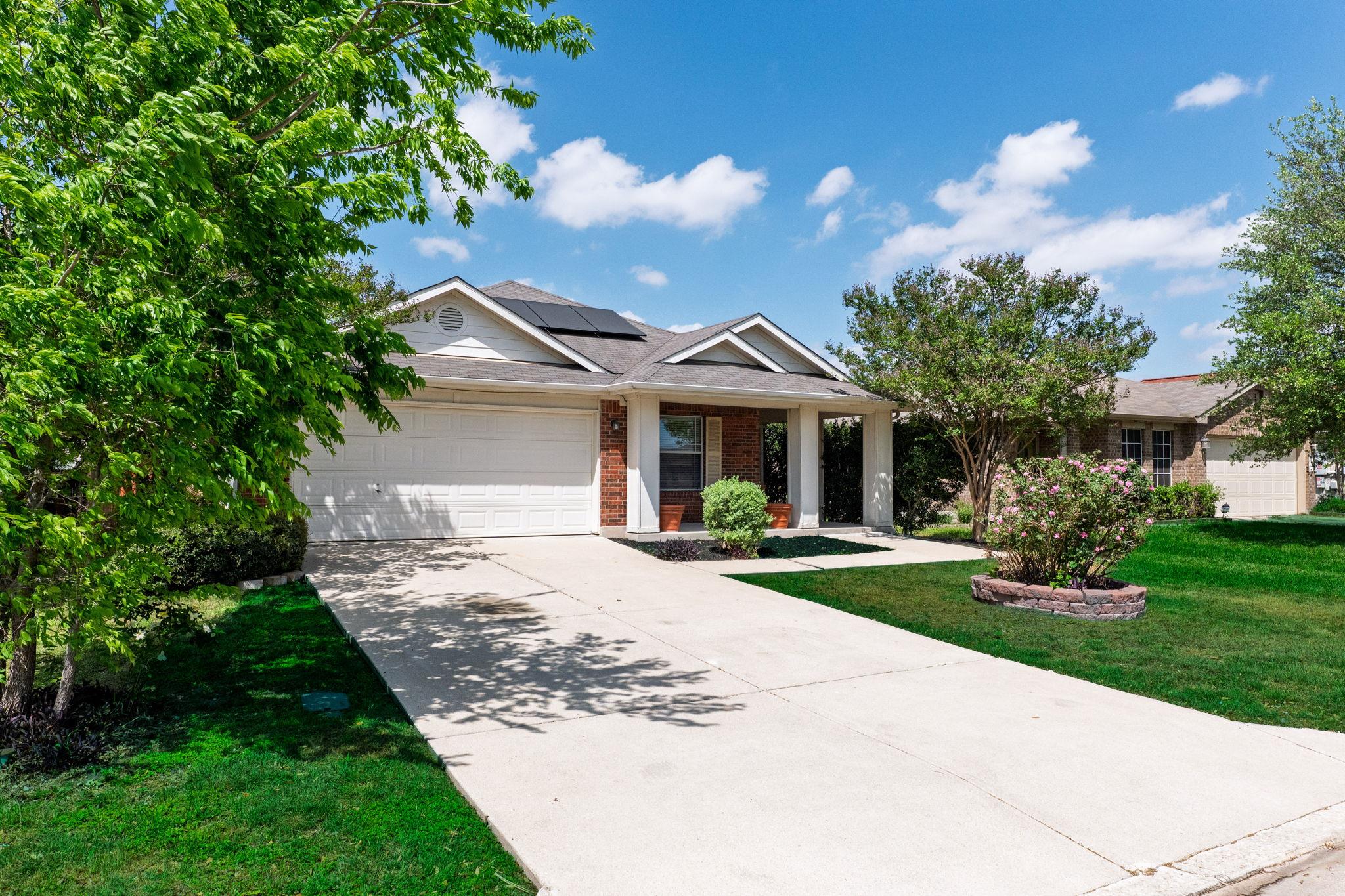 110 S Creekbend Dr, Hutto, TX 78634