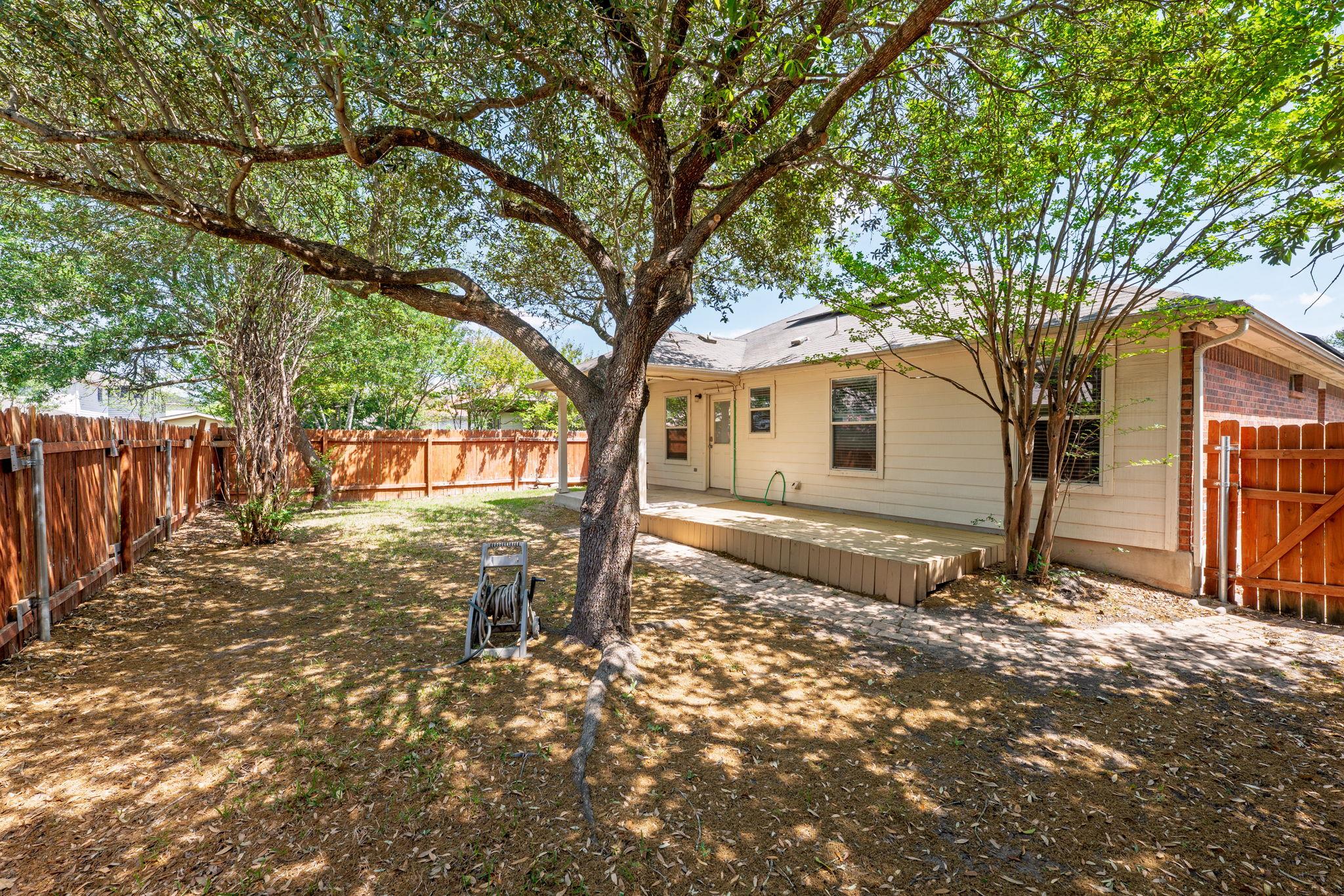 110 S Creekbend Dr, Hutto, TX 78634