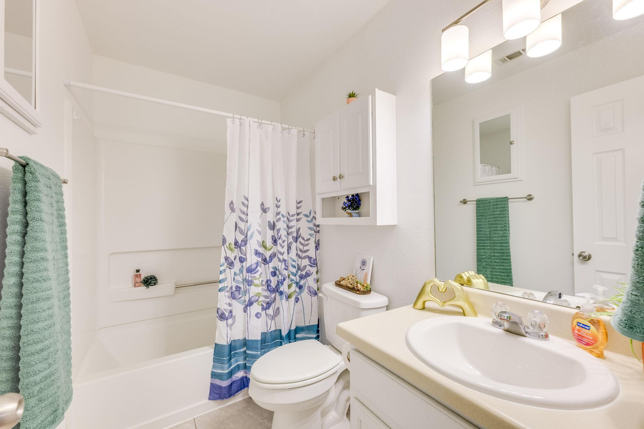 110 S Creekbend Dr, Hutto, TX 78634