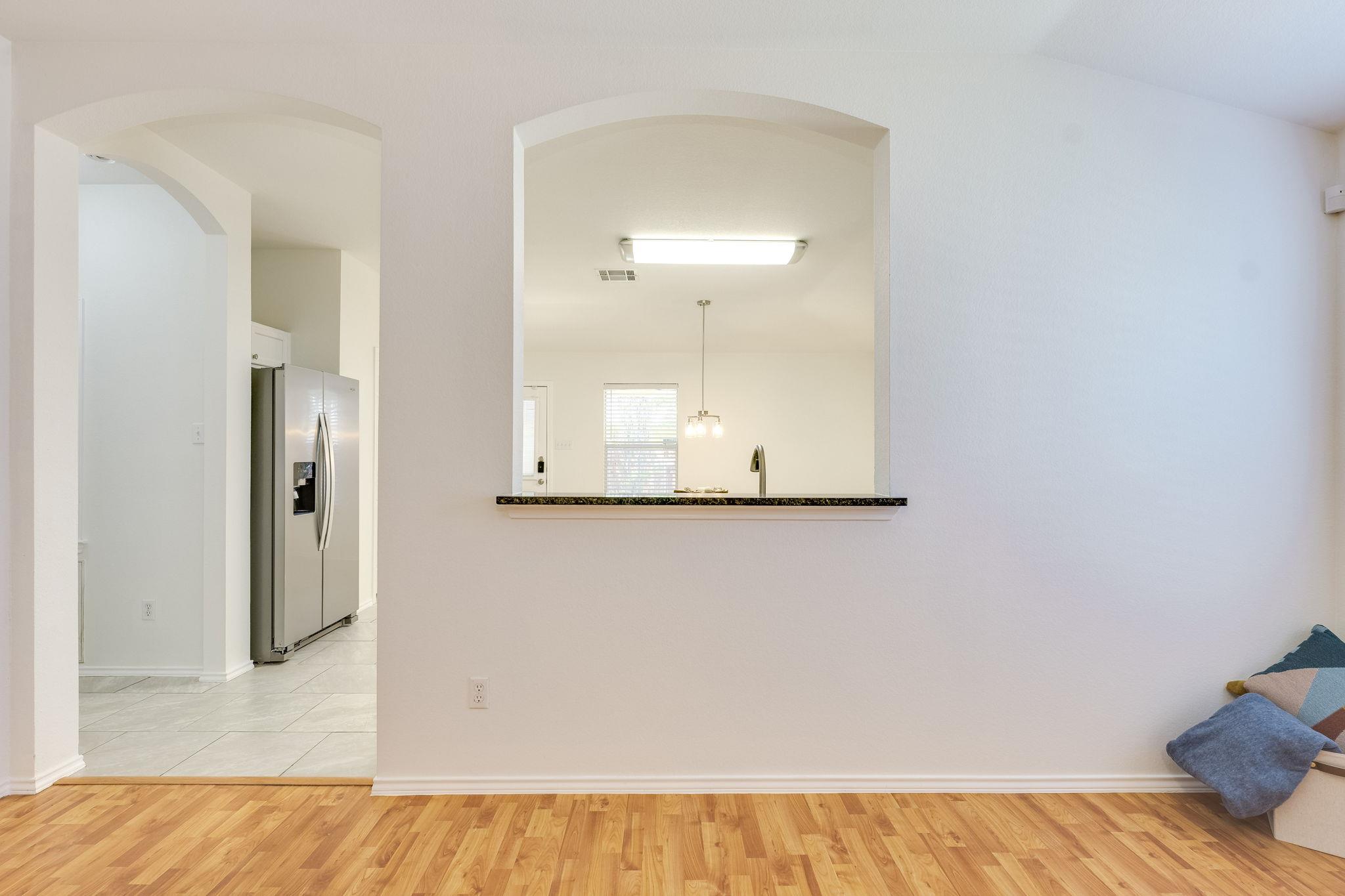 110 S Creekbend Dr, Hutto, TX 78634