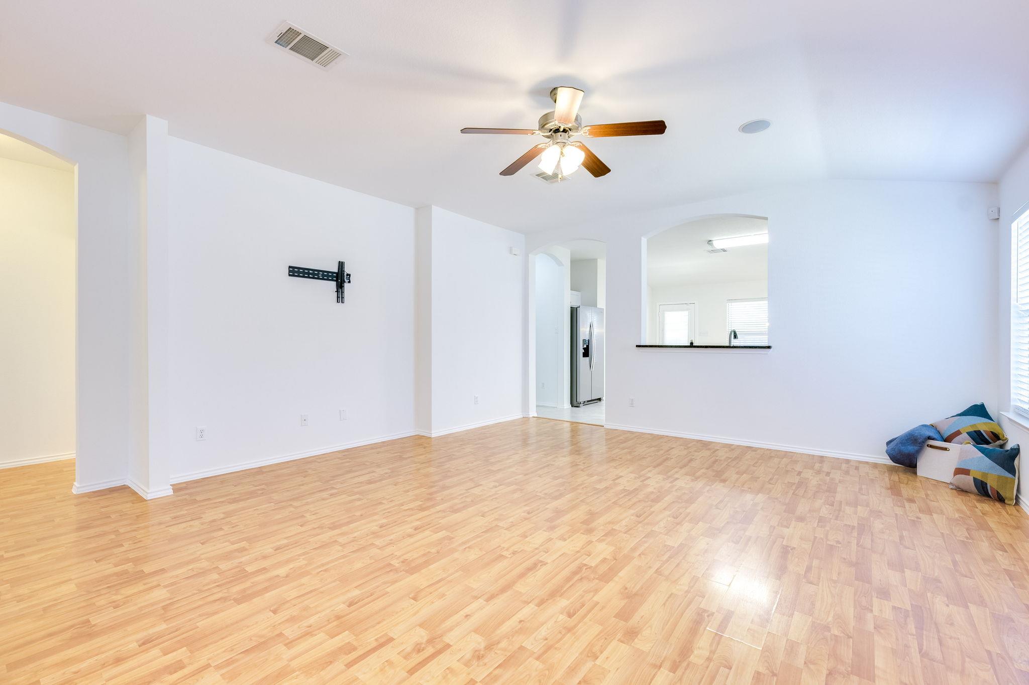 110 S Creekbend Dr, Hutto, TX 78634