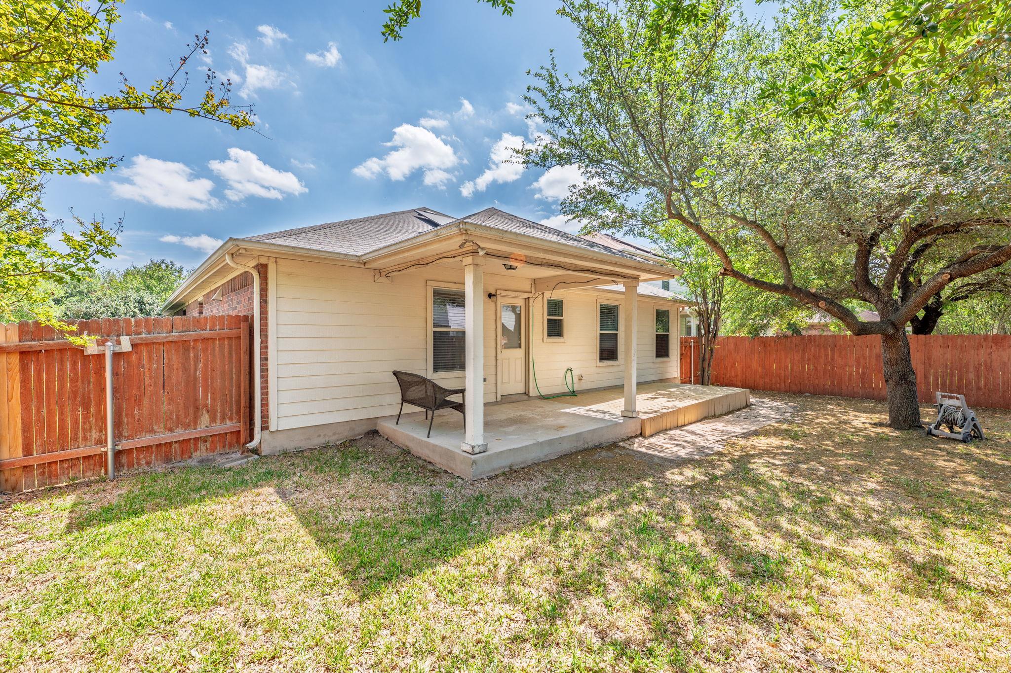 110 S Creekbend Dr, Hutto, TX 78634