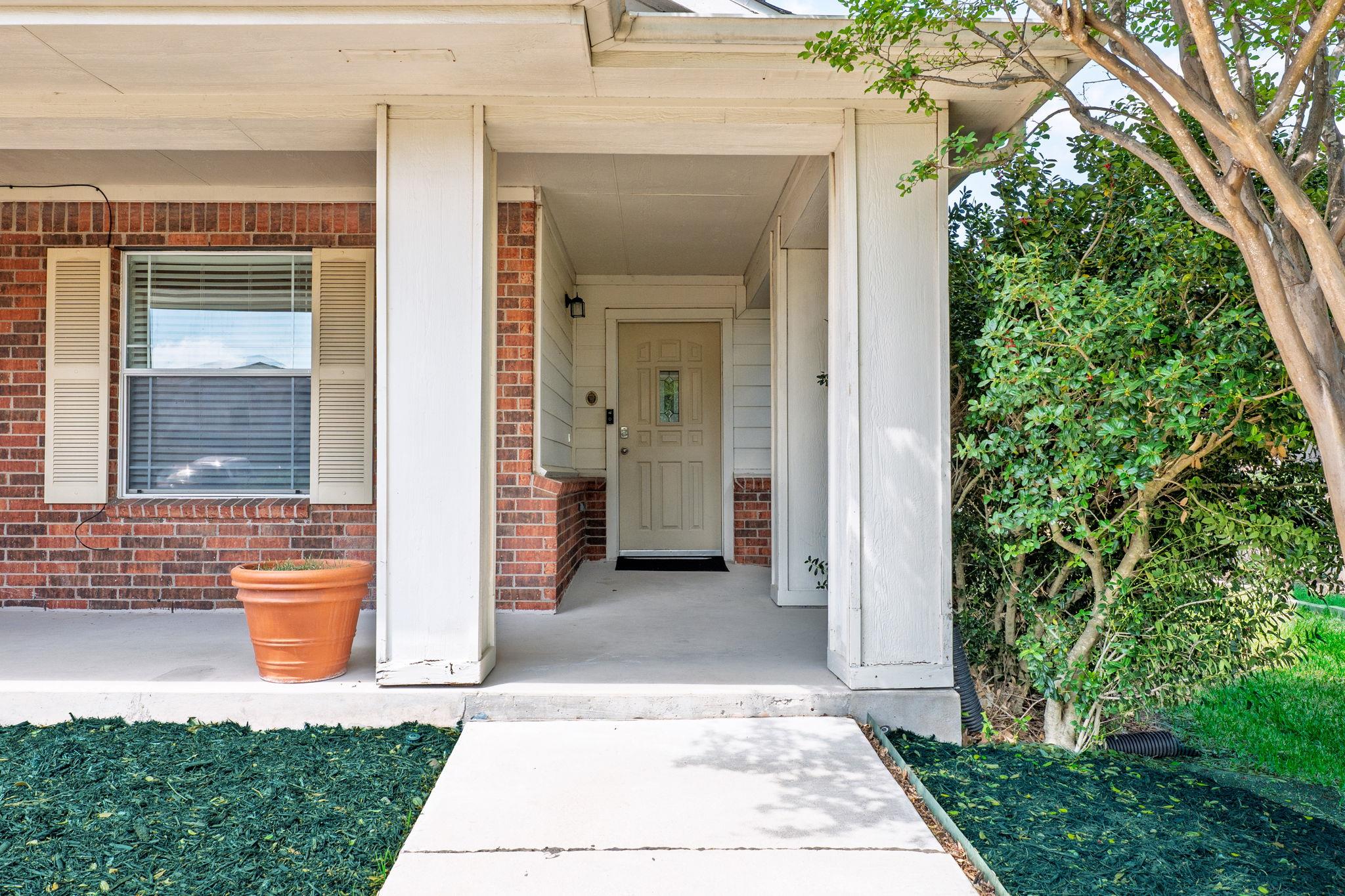 110 S Creekbend Dr, Hutto, TX 78634