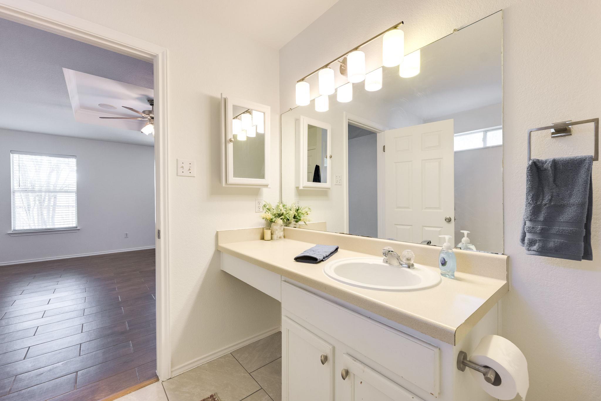 110 S Creekbend Dr, Hutto, TX 78634