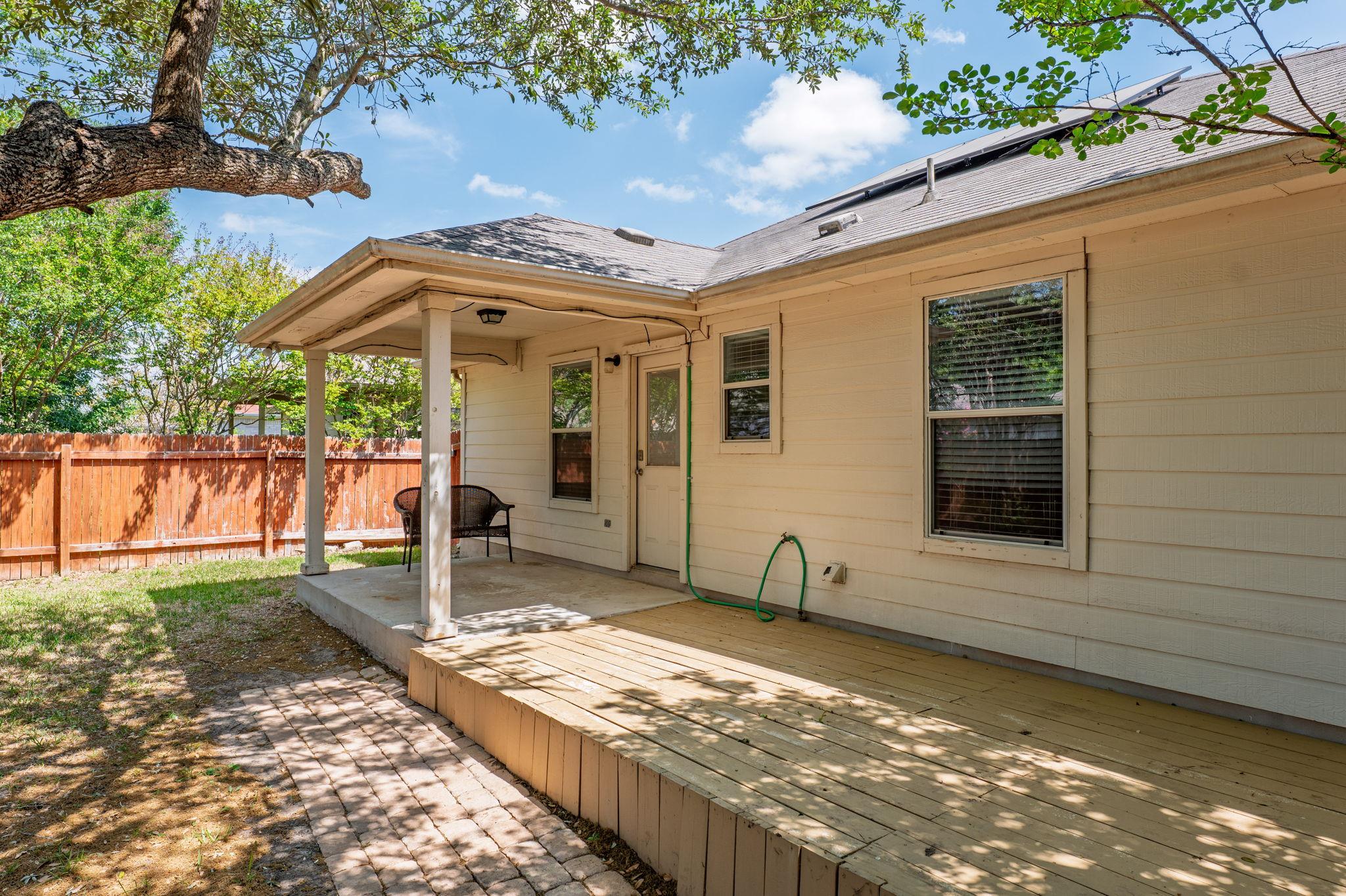 110 S Creekbend Dr, Hutto, TX 78634