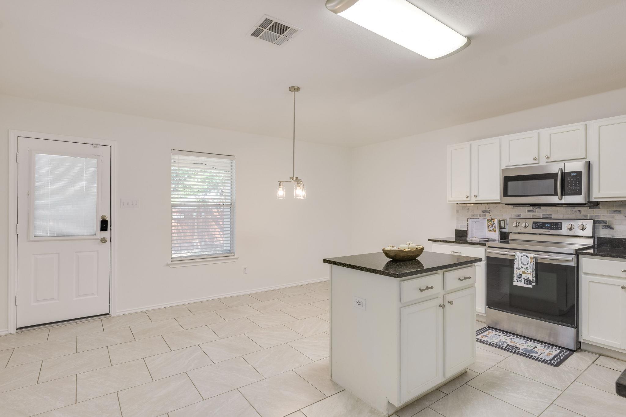 110 S Creekbend Dr, Hutto, TX 78634