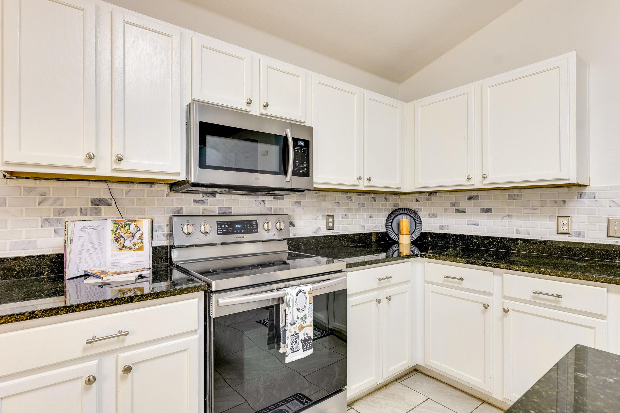 110 S Creekbend Dr, Hutto, TX 78634