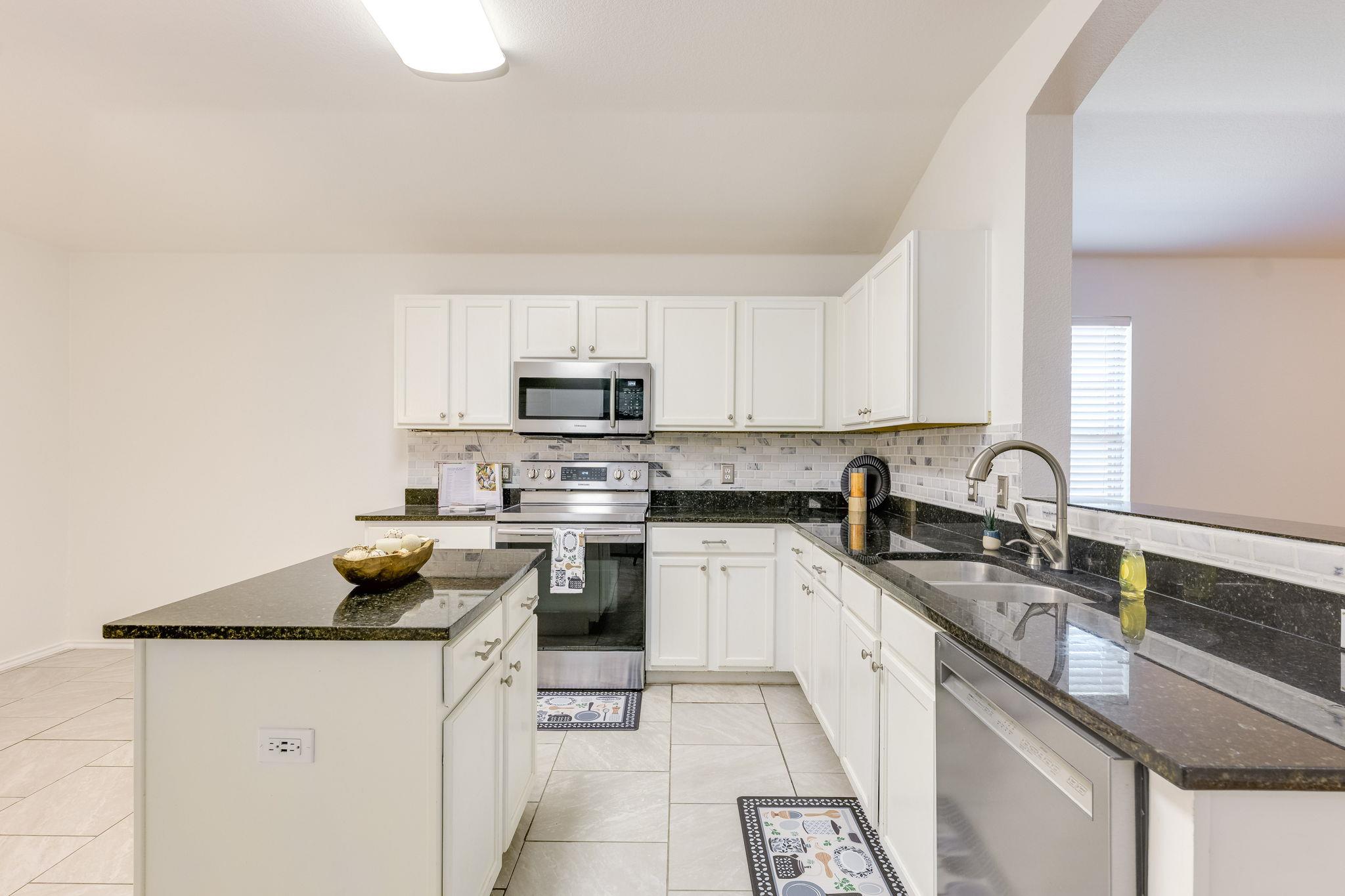 110 S Creekbend Dr, Hutto, TX 78634