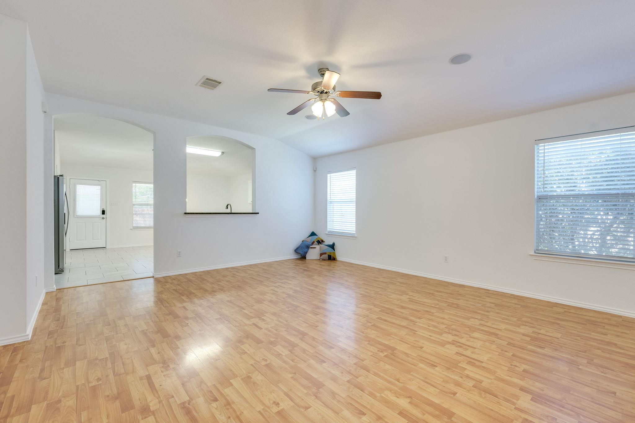 110 S Creekbend Dr, Hutto, TX 78634