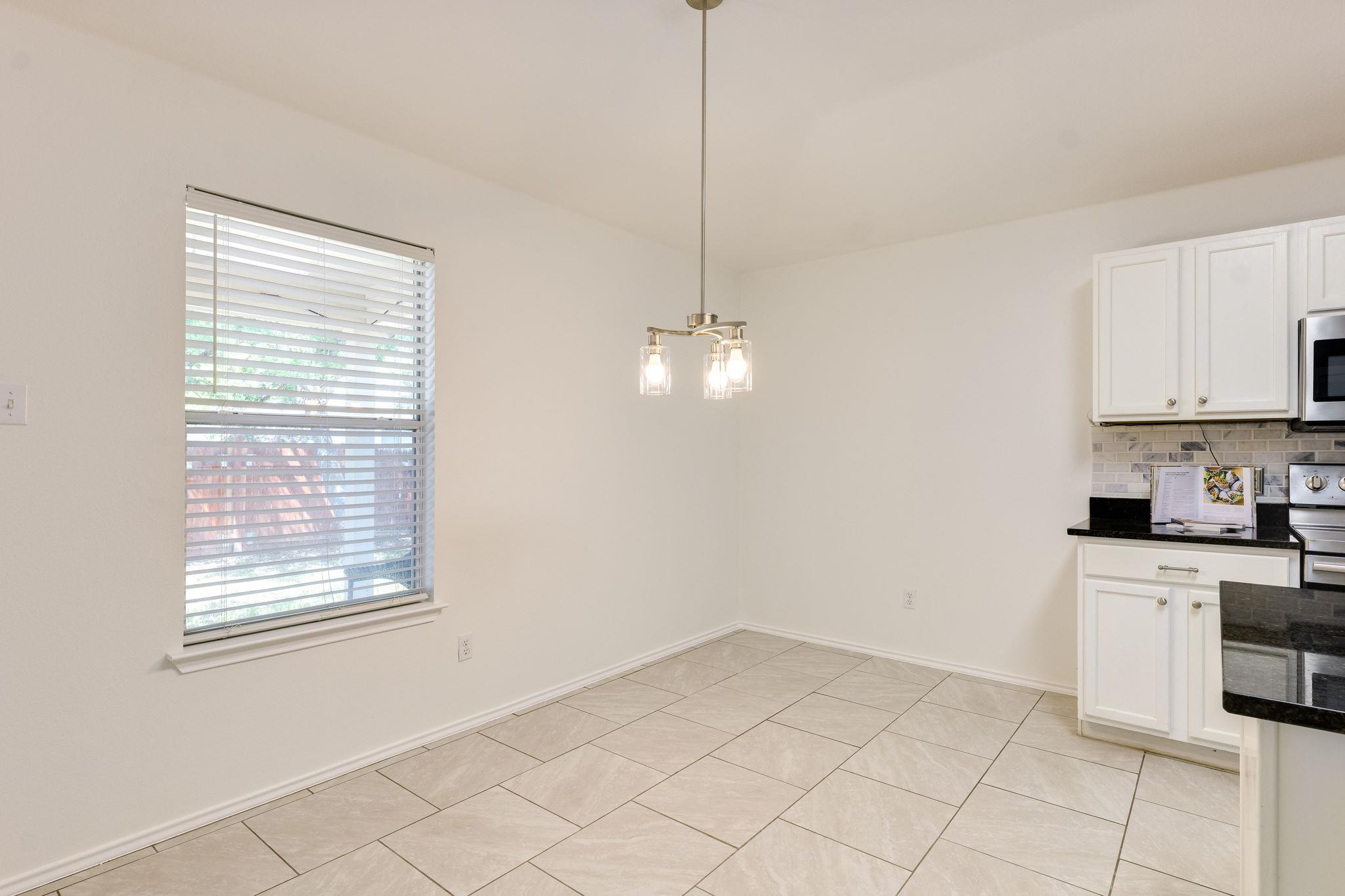 110 S Creekbend Dr, Hutto, TX 78634