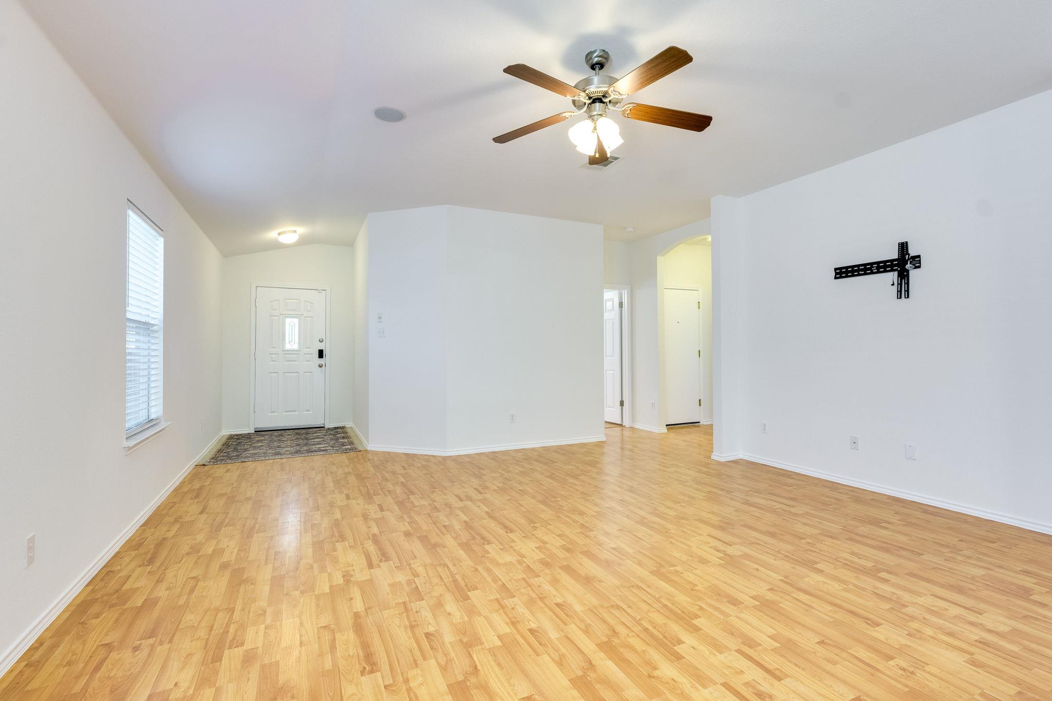 110 S Creekbend Dr, Hutto, TX 78634