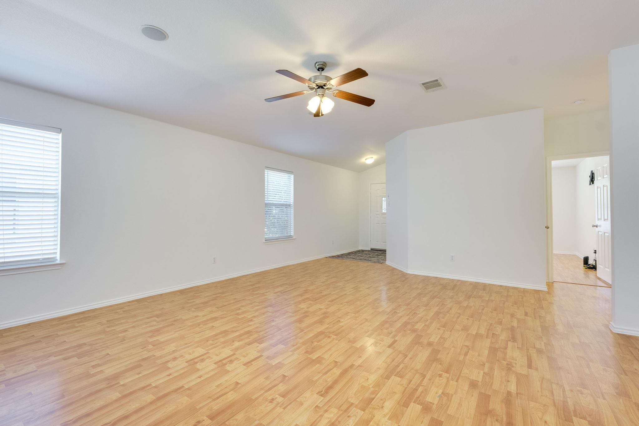 110 S Creekbend Dr, Hutto, TX 78634