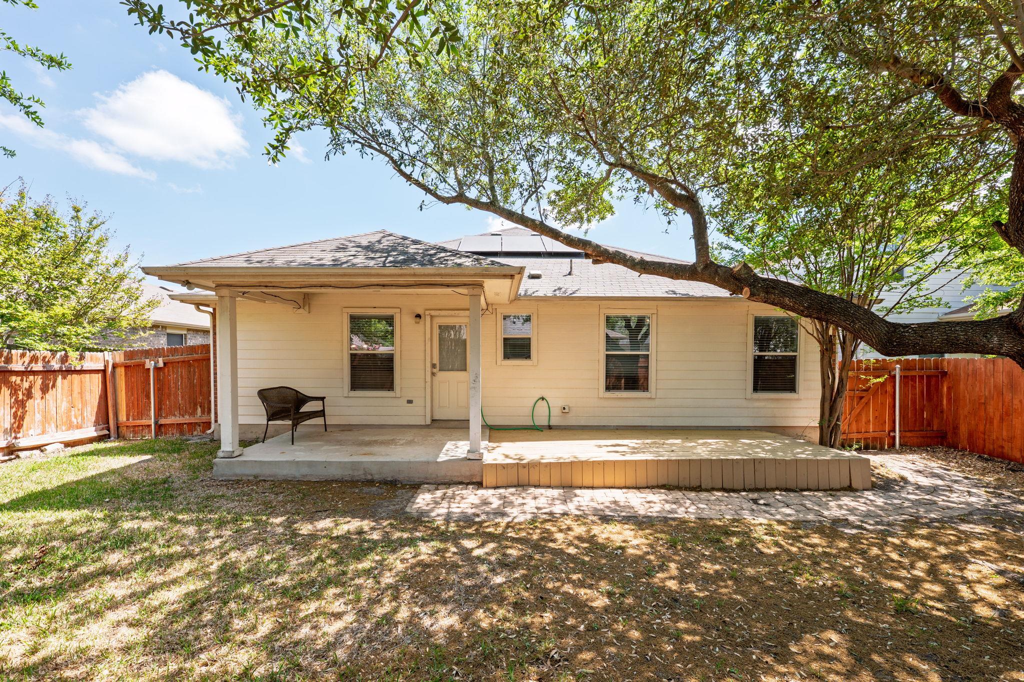 110 S Creekbend Dr, Hutto, TX 78634