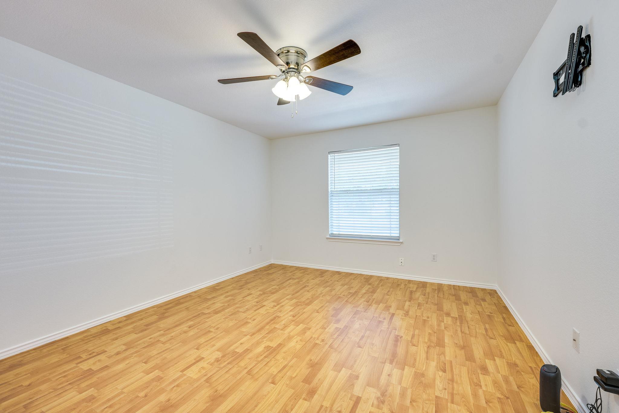 110 S Creekbend Dr, Hutto, TX 78634