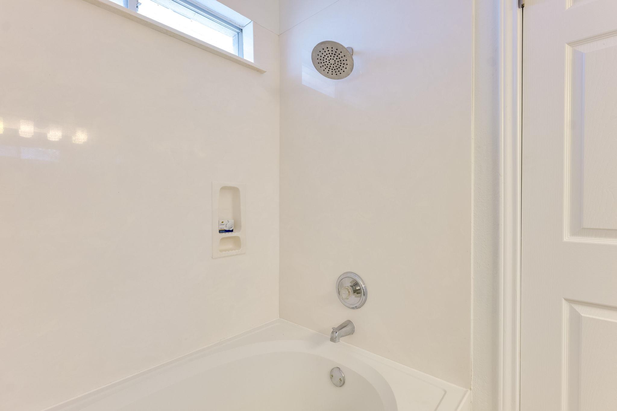 110 S Creekbend Dr, Hutto, TX 78634