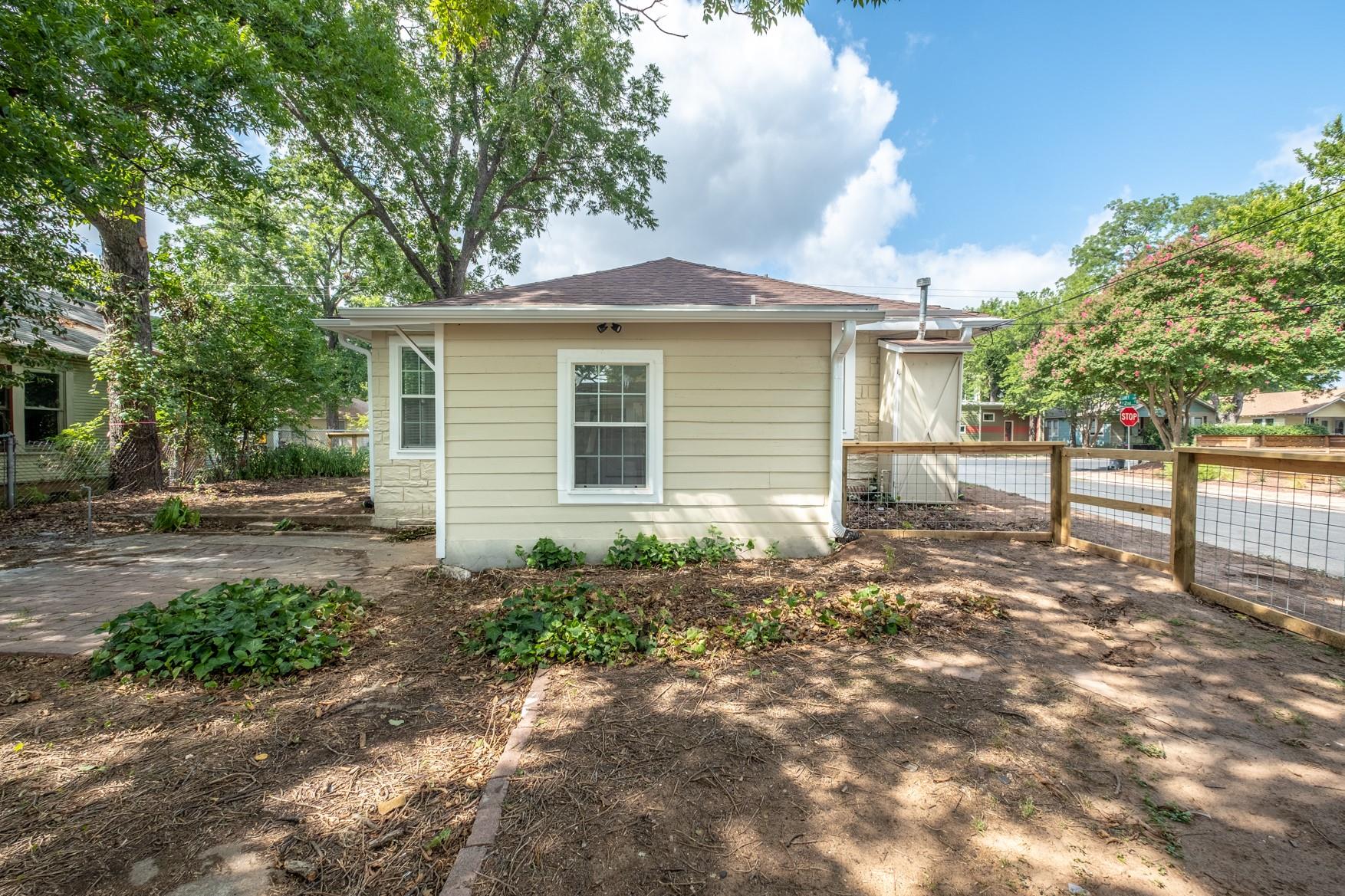 2100 E 2nd St, Austin, TX 78702