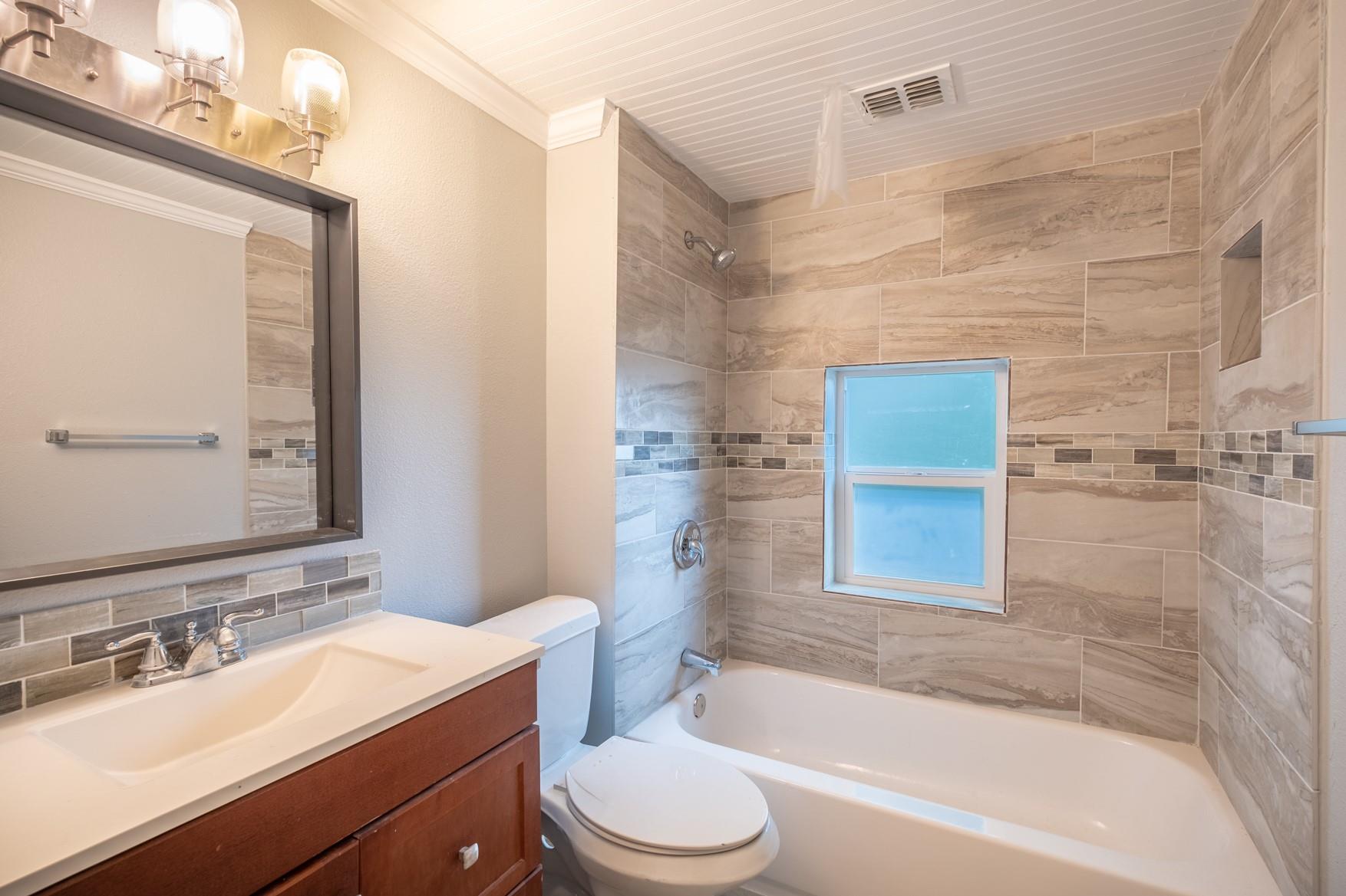 2100 E 2nd St, Austin, TX 78702