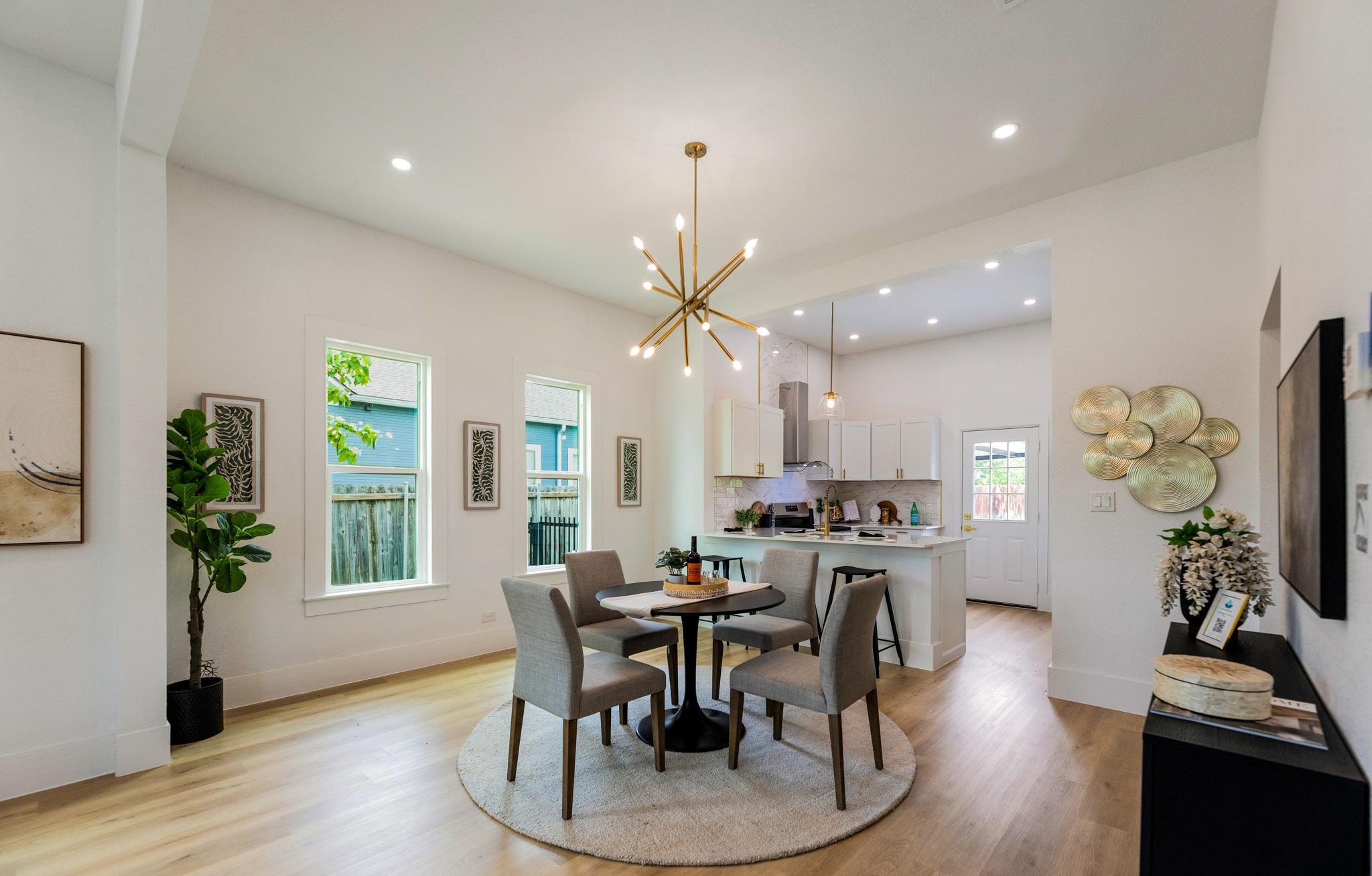 910 W 4th St, Taylor, TX 76574