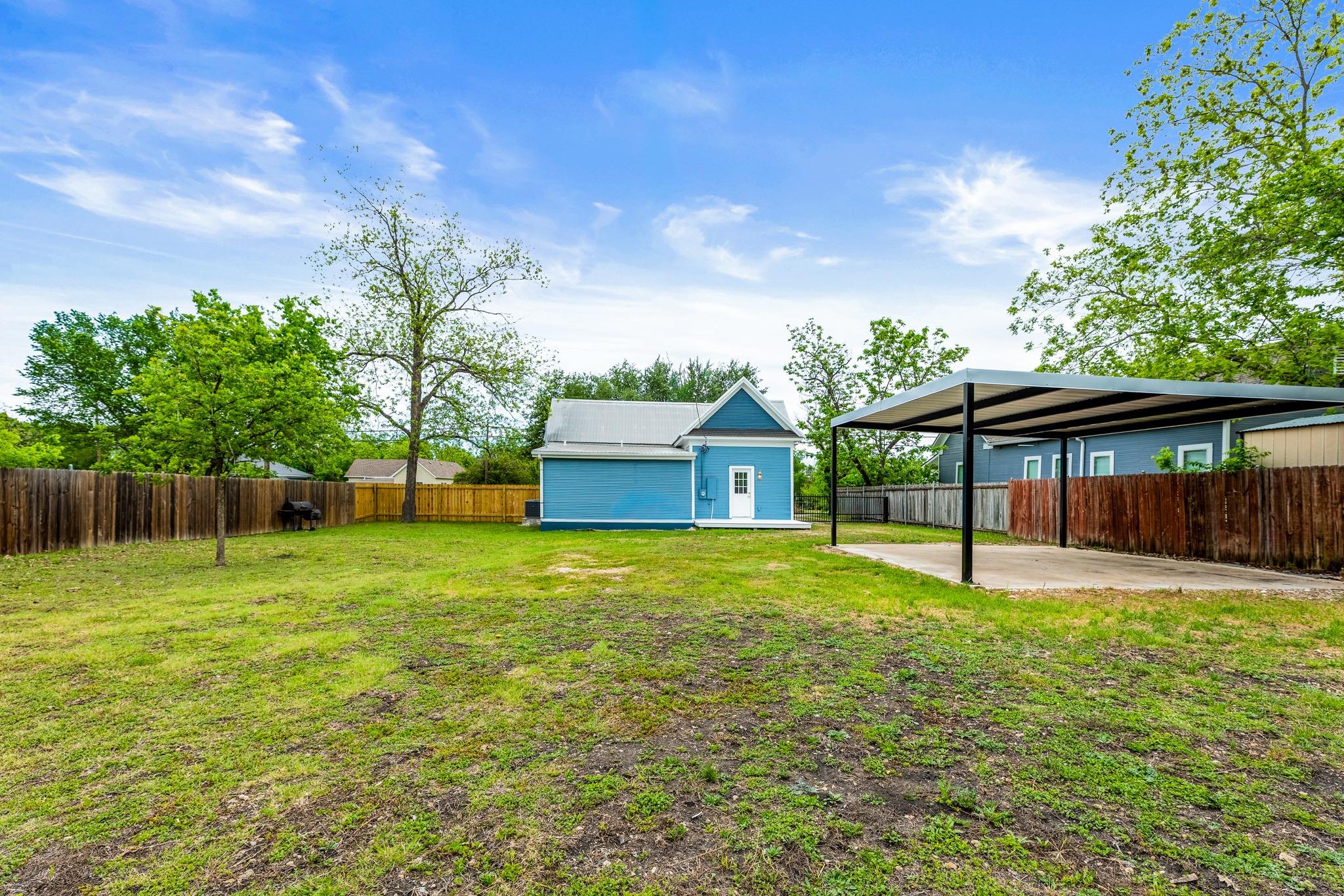 910 W 4th St, Taylor, TX 76574