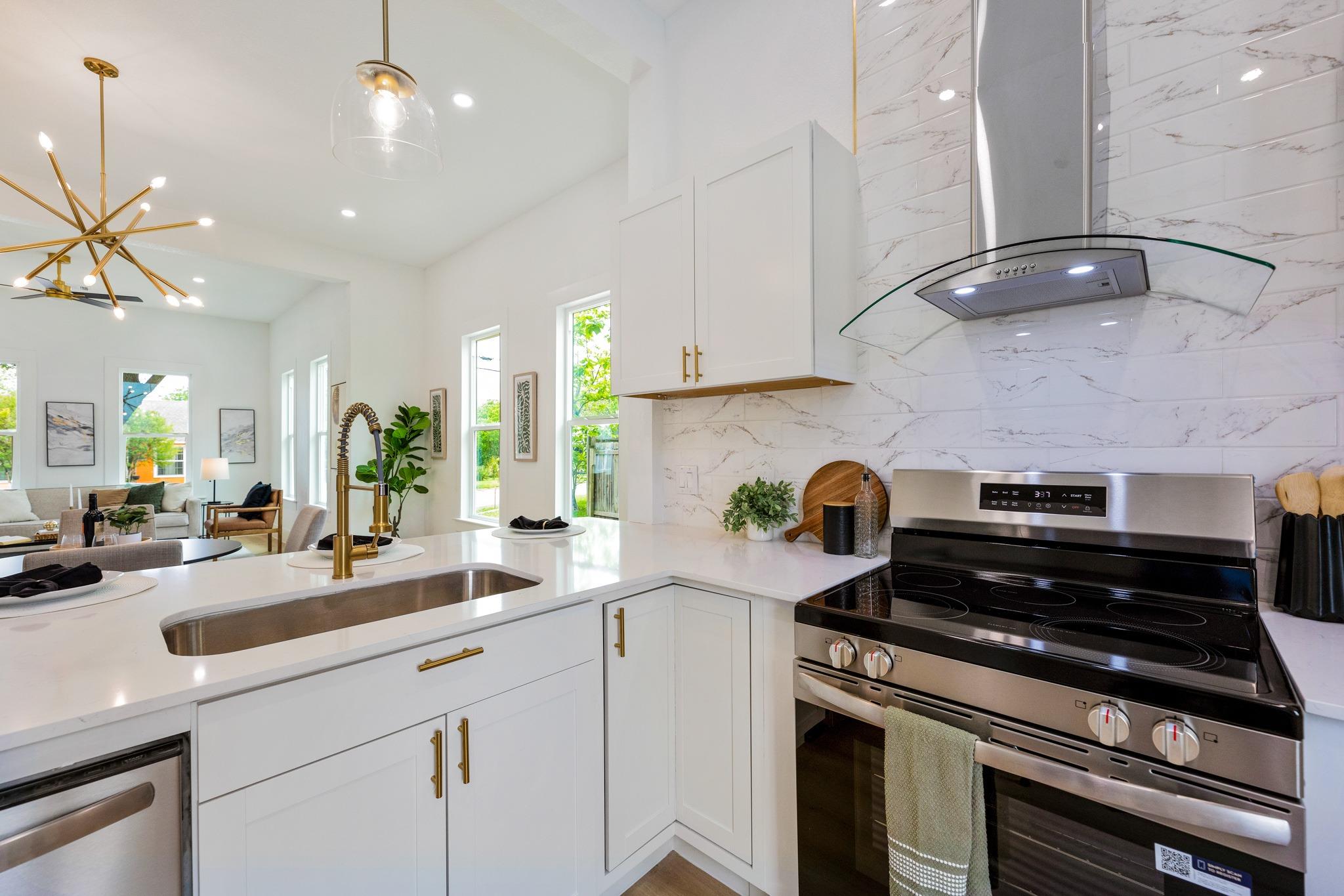 910 W 4th St, Taylor, TX 76574