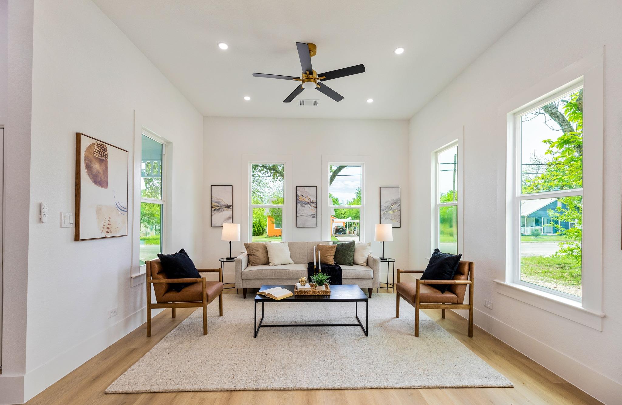 910 W 4th St, Taylor, TX 76574