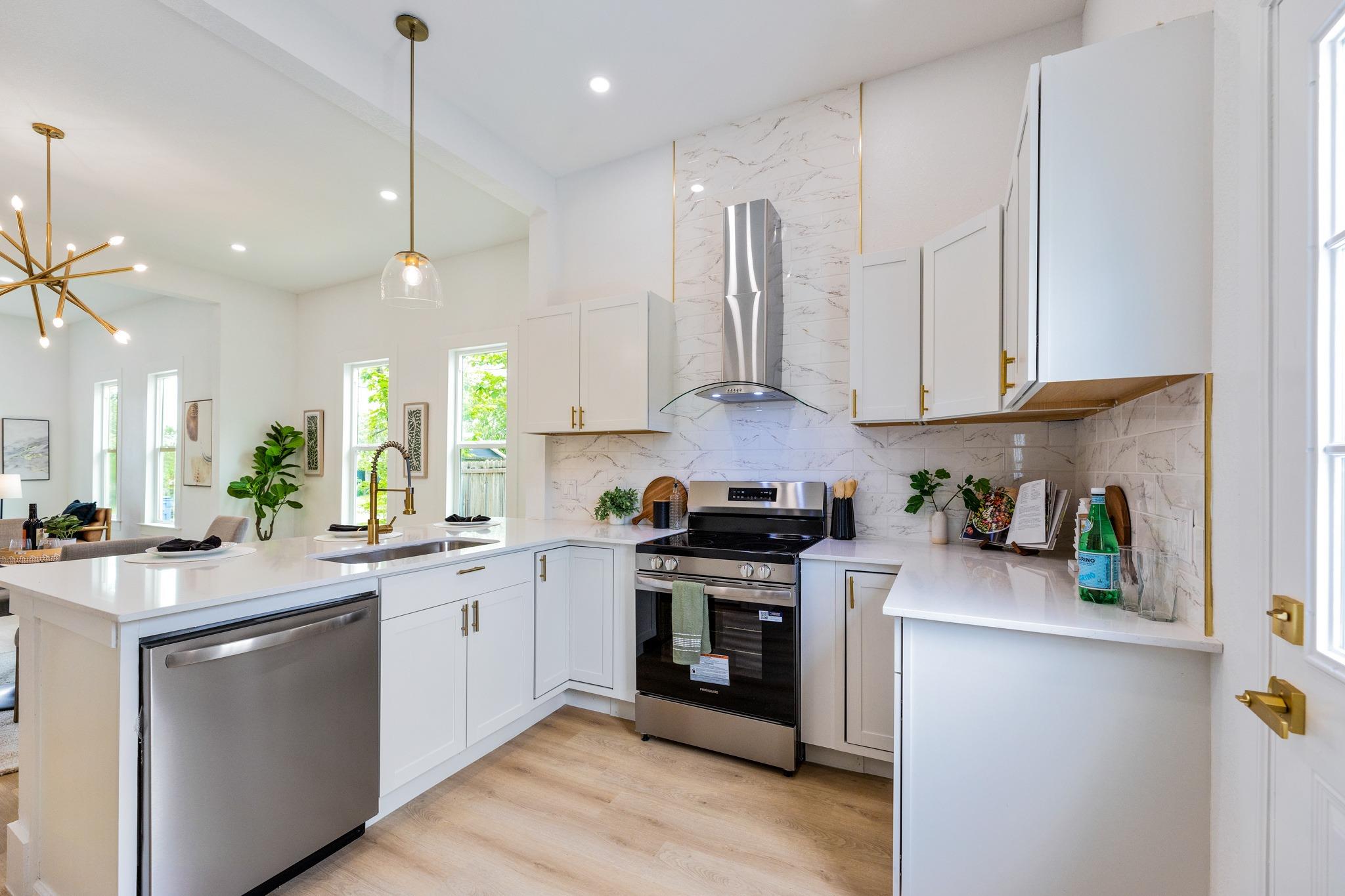 910 W 4th St, Taylor, TX 76574