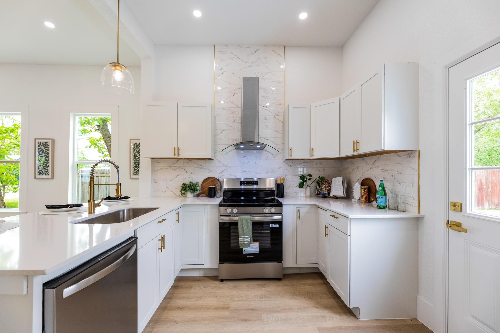 910 W 4th St, Taylor, TX 76574