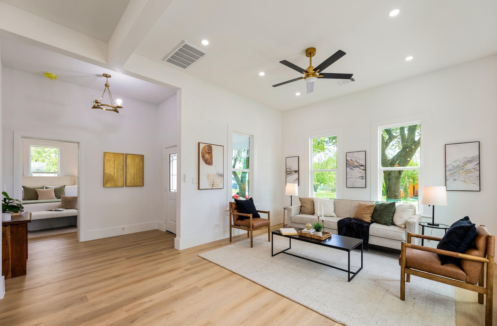 910 W 4th St, Taylor, TX 76574