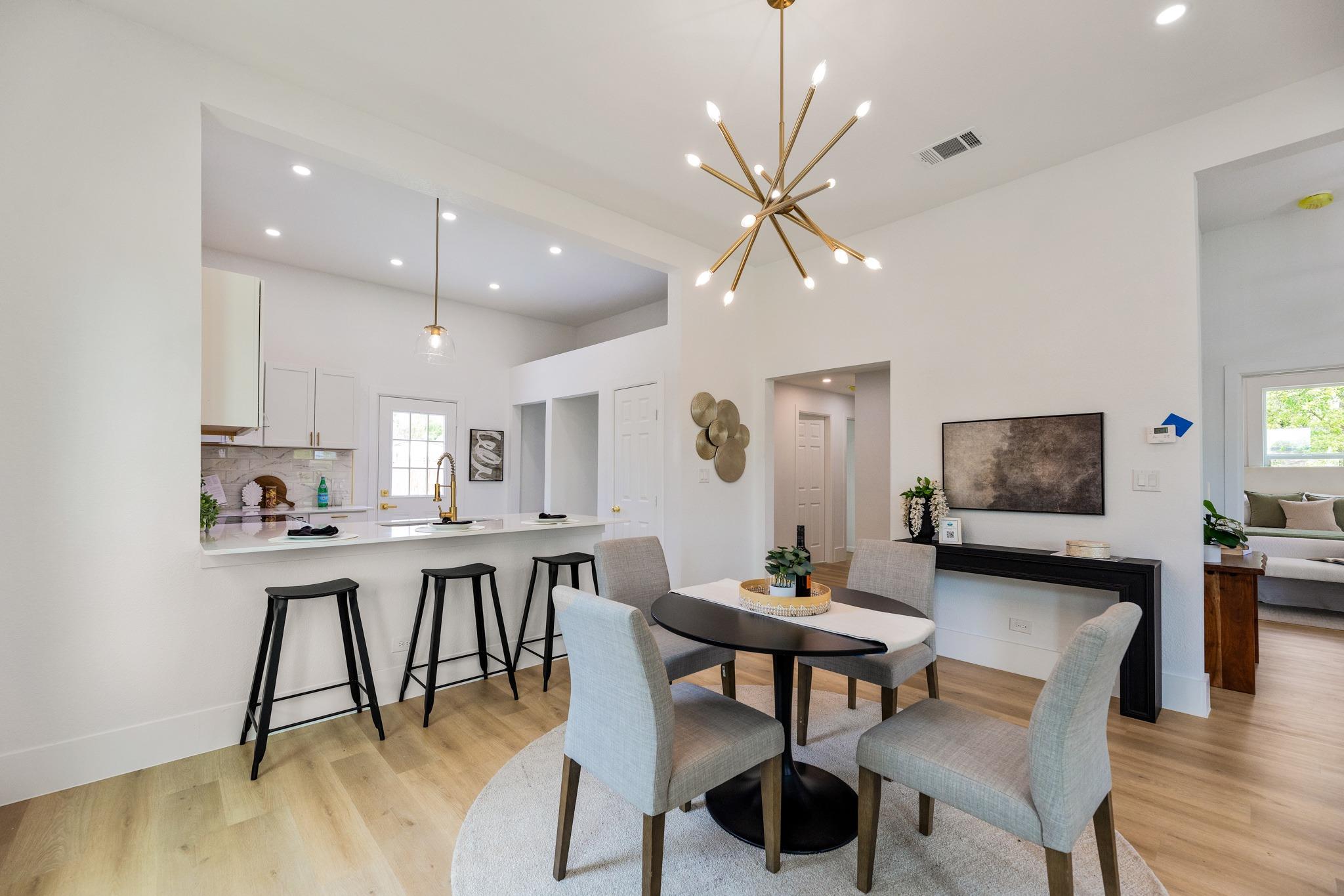 910 W 4th St, Taylor, TX 76574