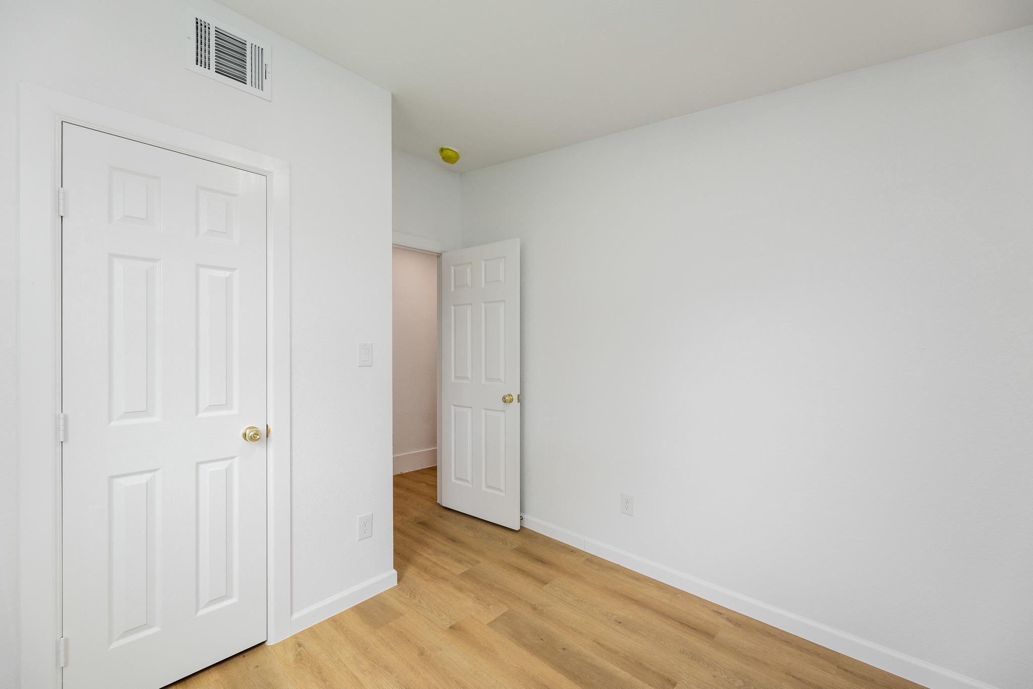 910 W 4th St, Taylor, TX 76574