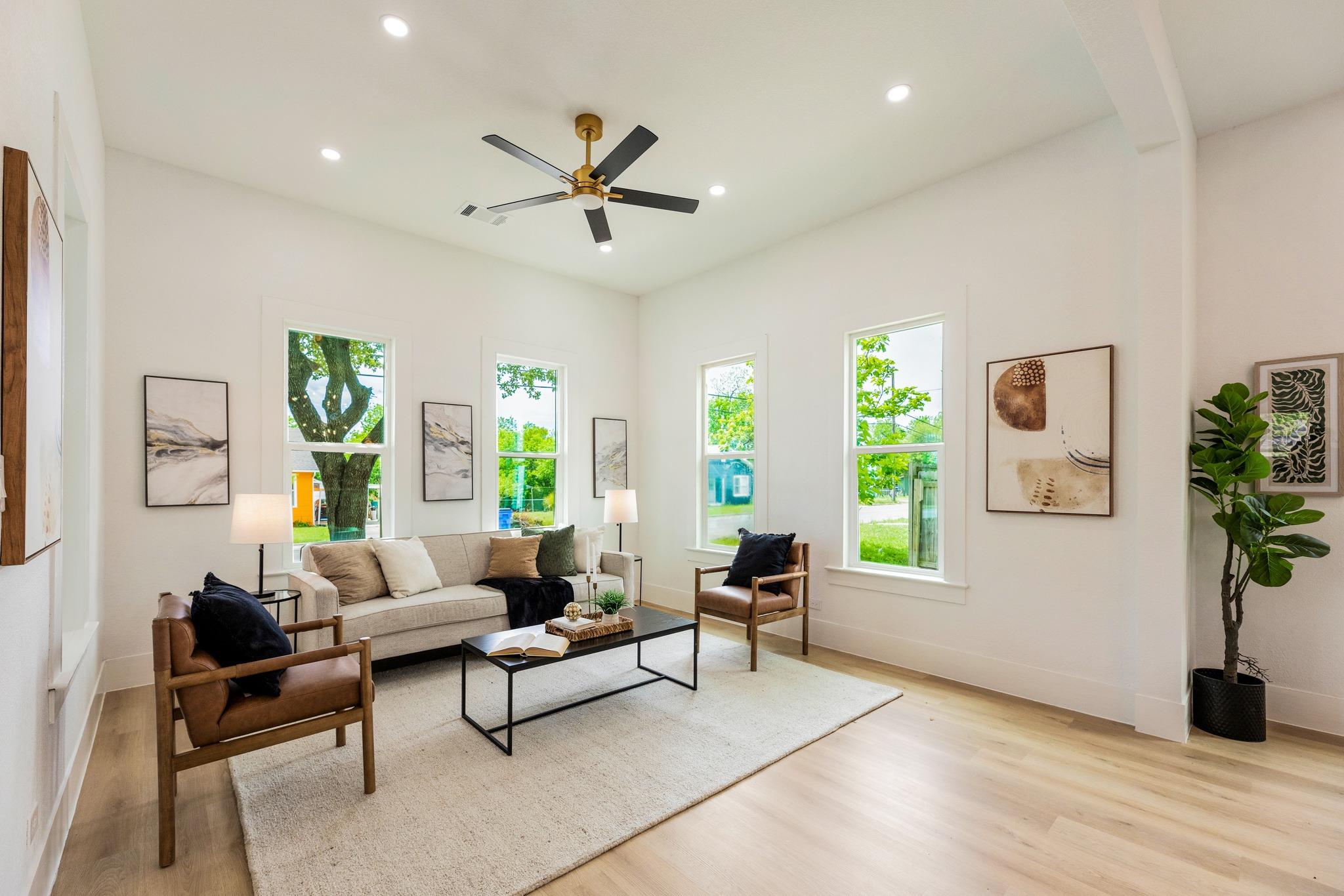 910 W 4th St, Taylor, TX 76574