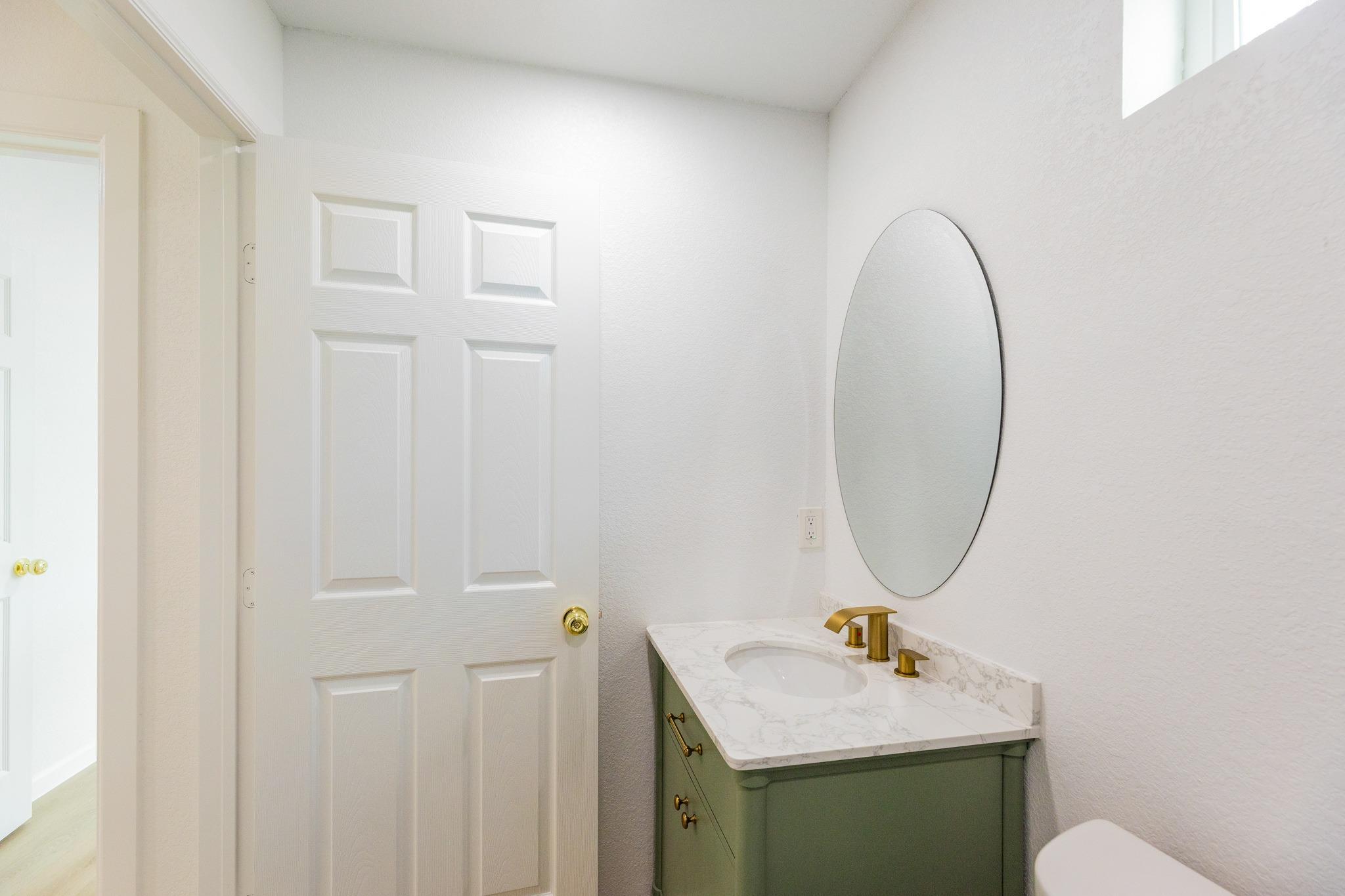 910 W 4th St, Taylor, TX 76574