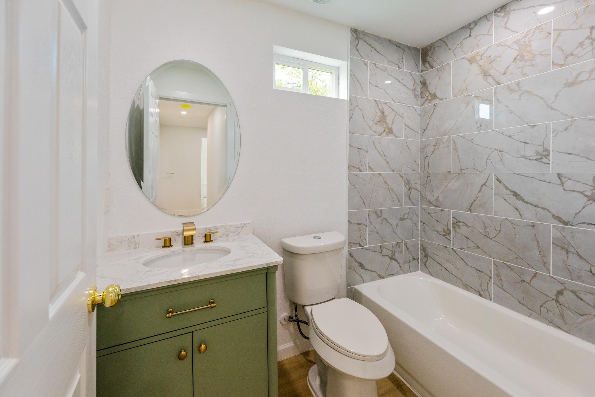 910 W 4th St, Taylor, TX 76574