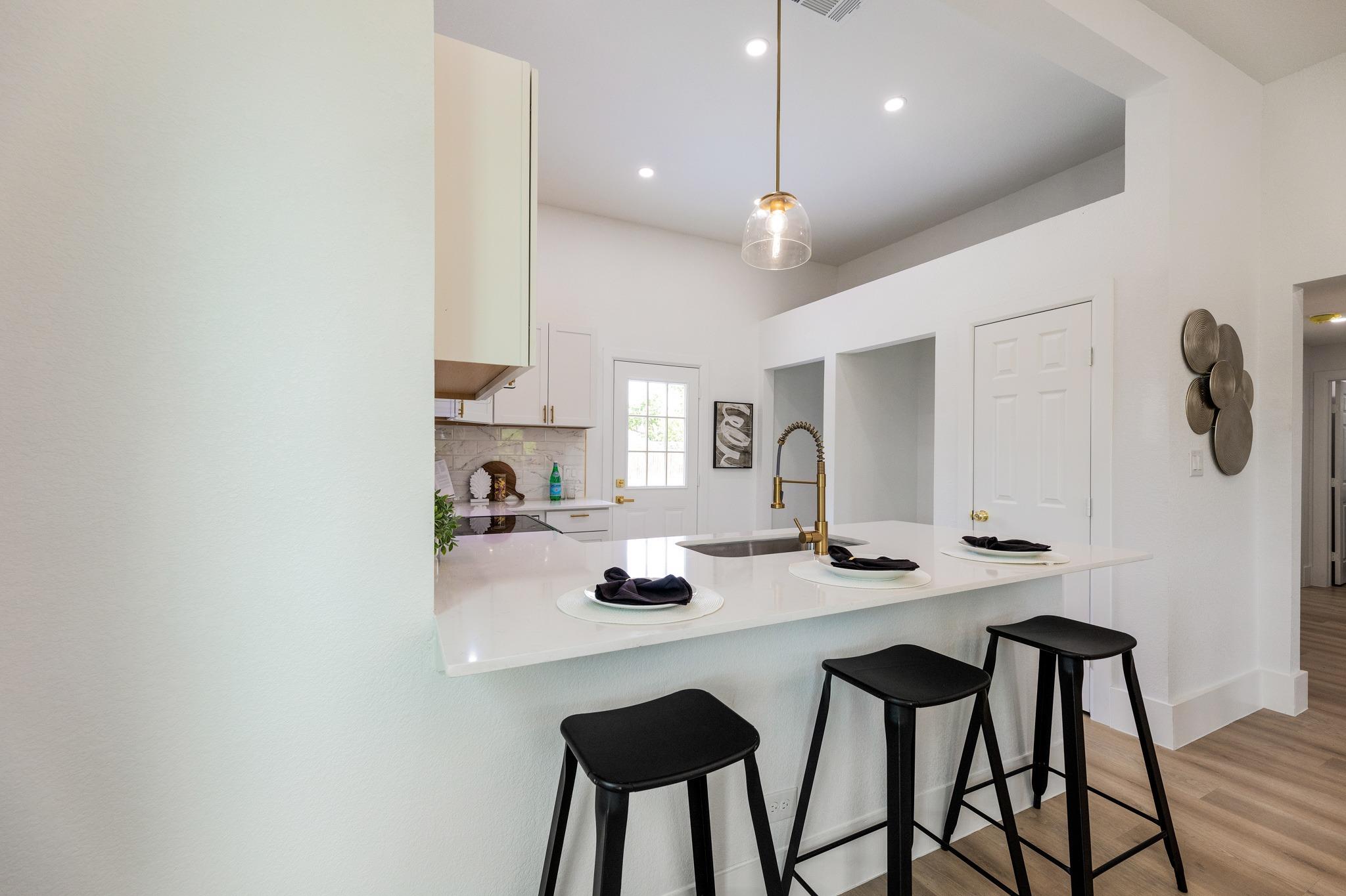 910 W 4th St, Taylor, TX 76574