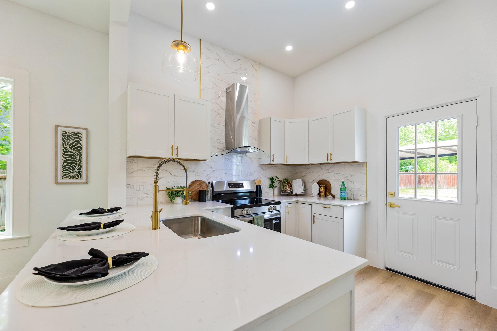 910 W 4th St, Taylor, TX 76574