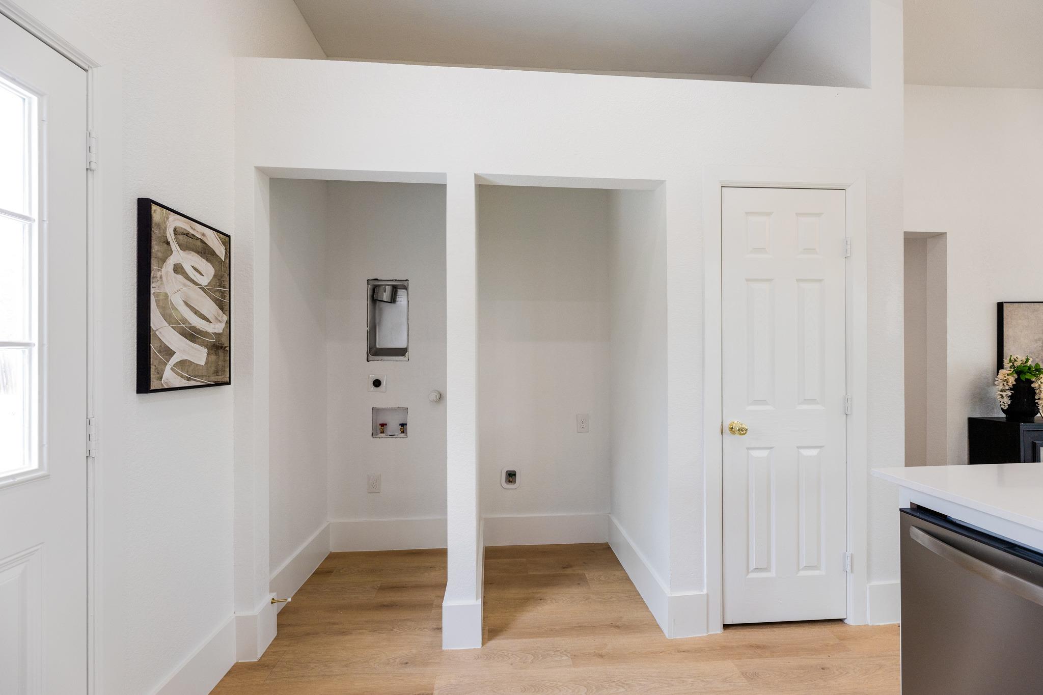 910 W 4th St, Taylor, TX 76574